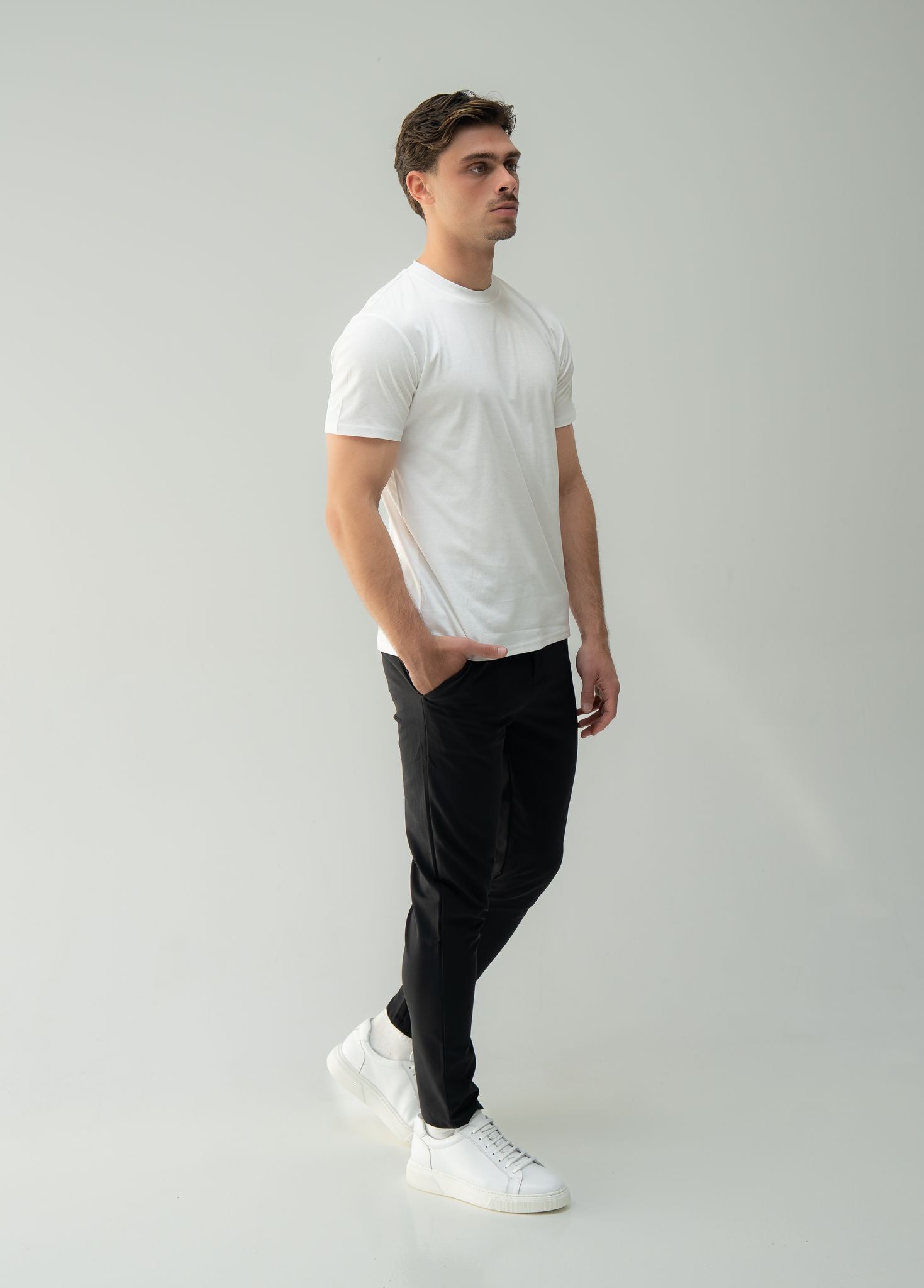 Tailored stretch trousers 
Slim fit
Stretch fabric
Belt loops