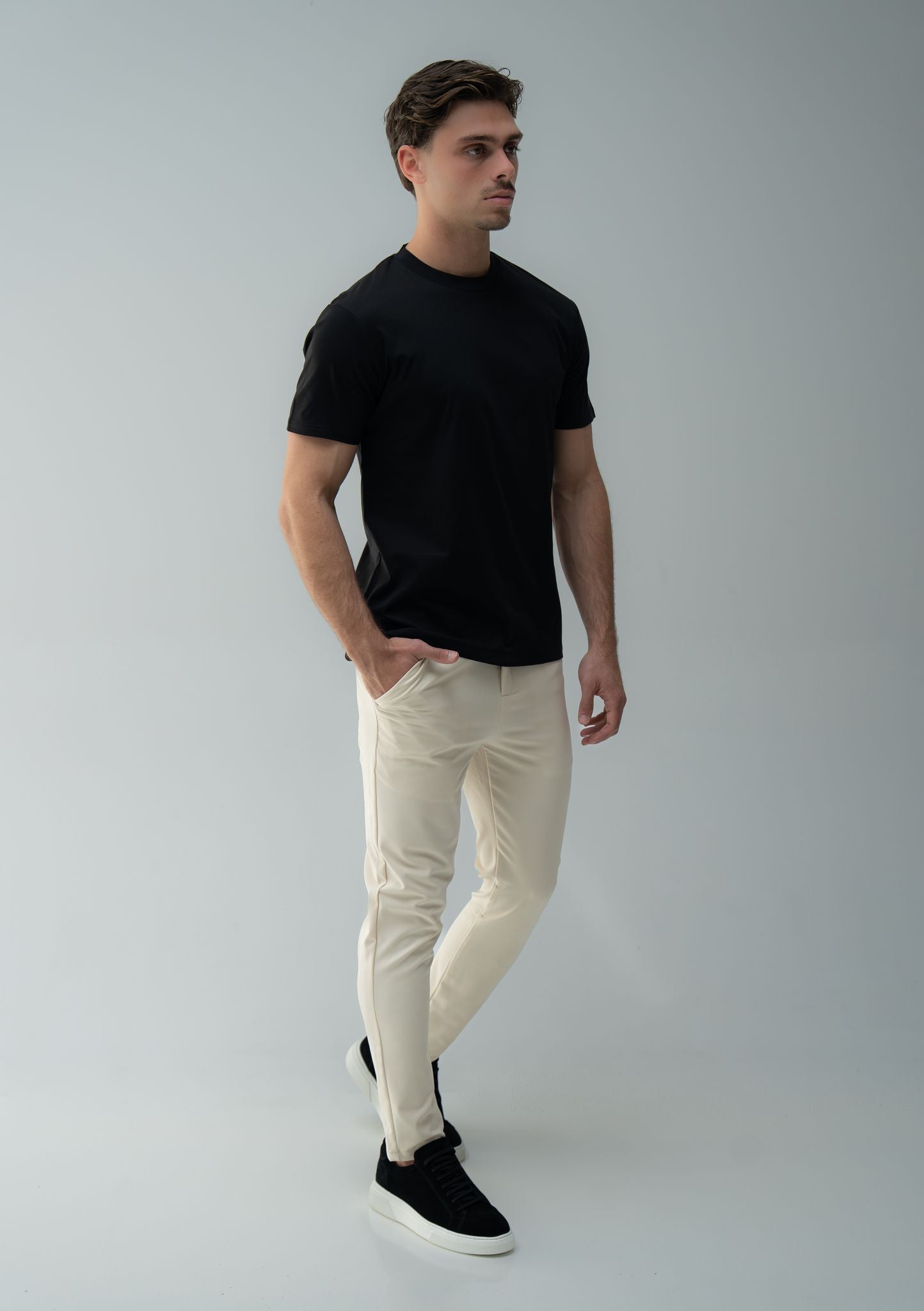 Tailored stretch trousers 
Slim fit
Stretch fabric
Belt loops