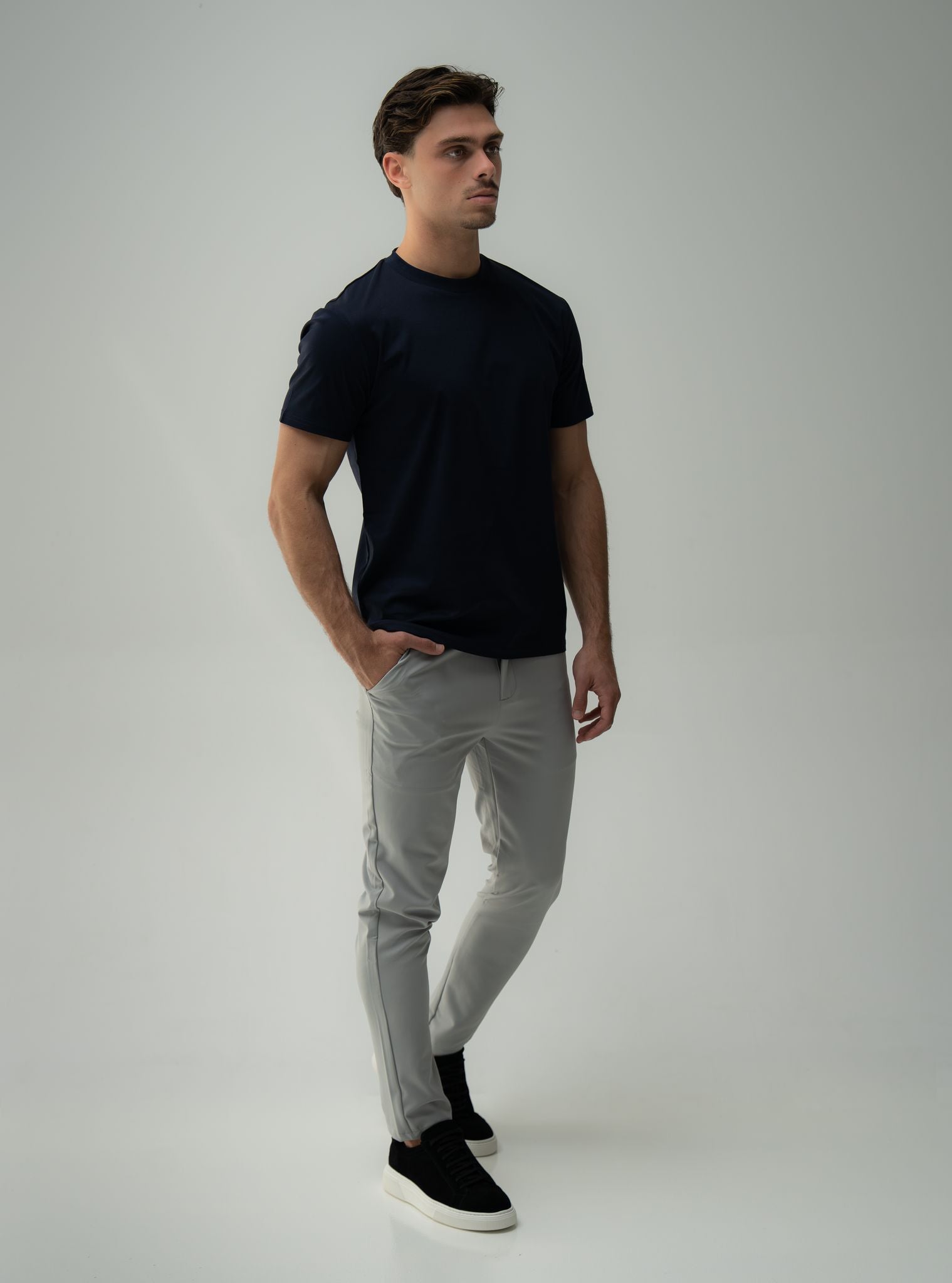 Tailored stretch trousers 
Slim fit
Stretch fabric
Belt loops
