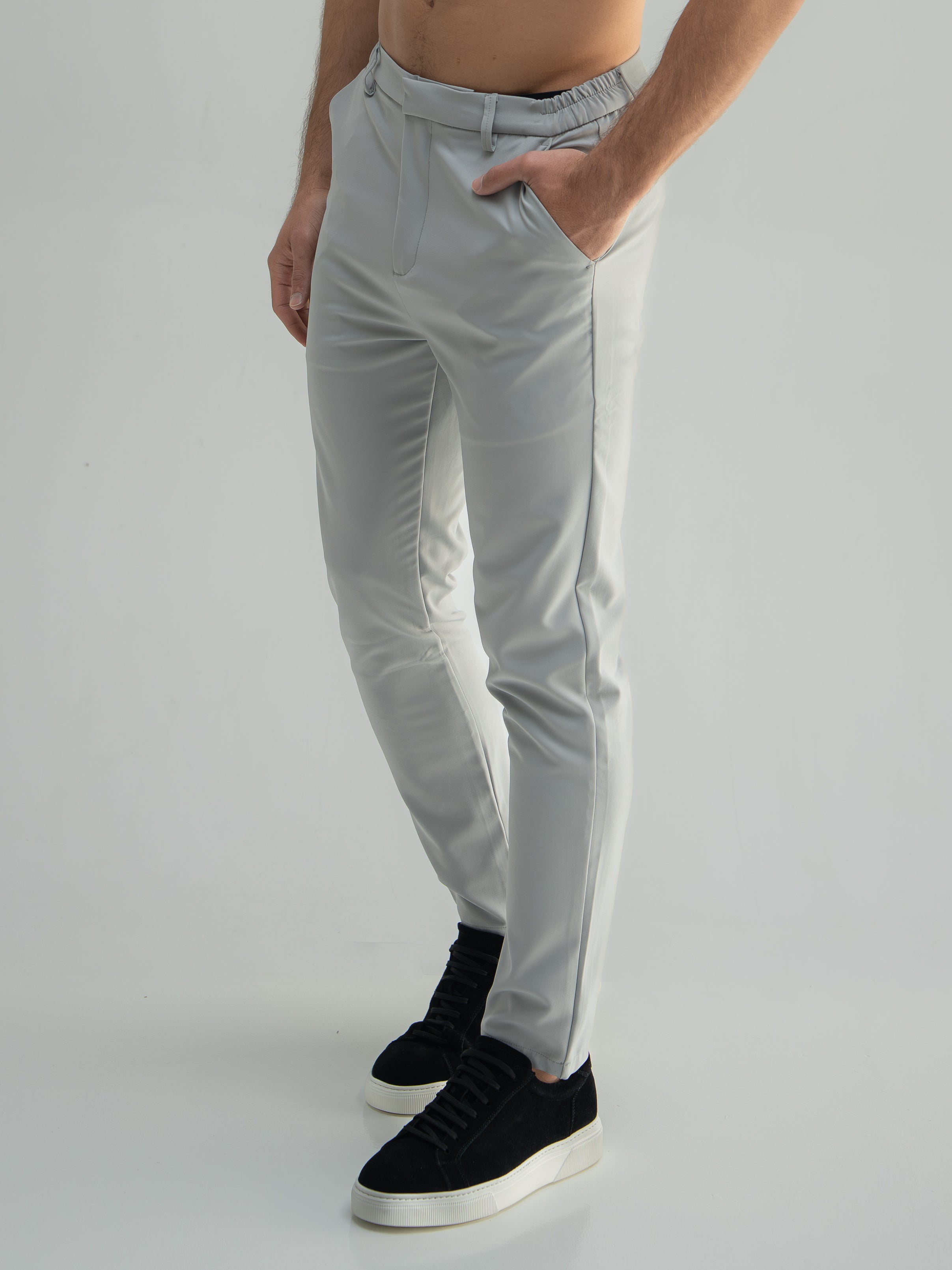 Tailored stretch trousers 
Slim fit
Stretch fabric
Belt loops
