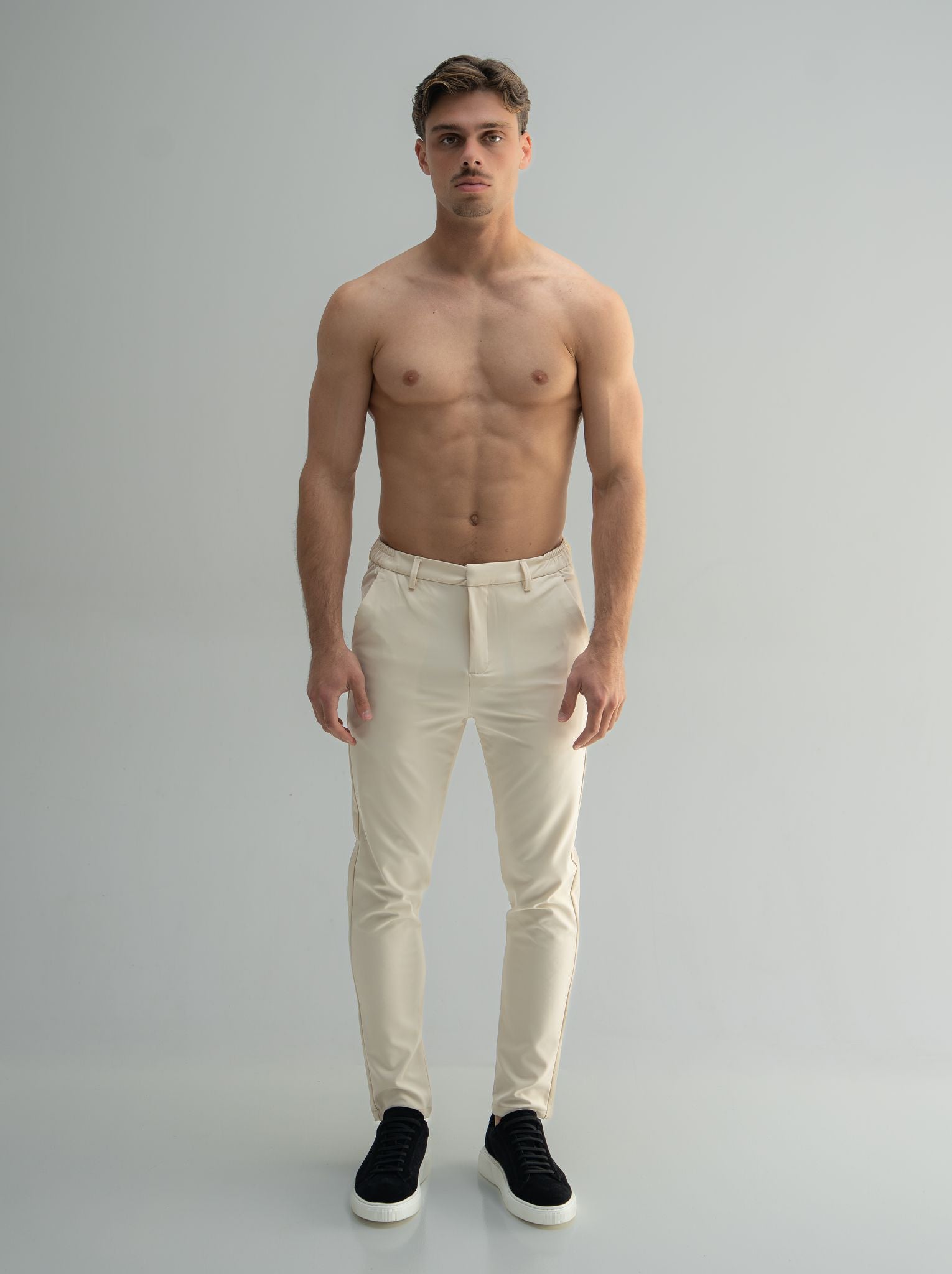 Tailored stretch trousers 
Slim fit
Stretch fabric
Belt loops