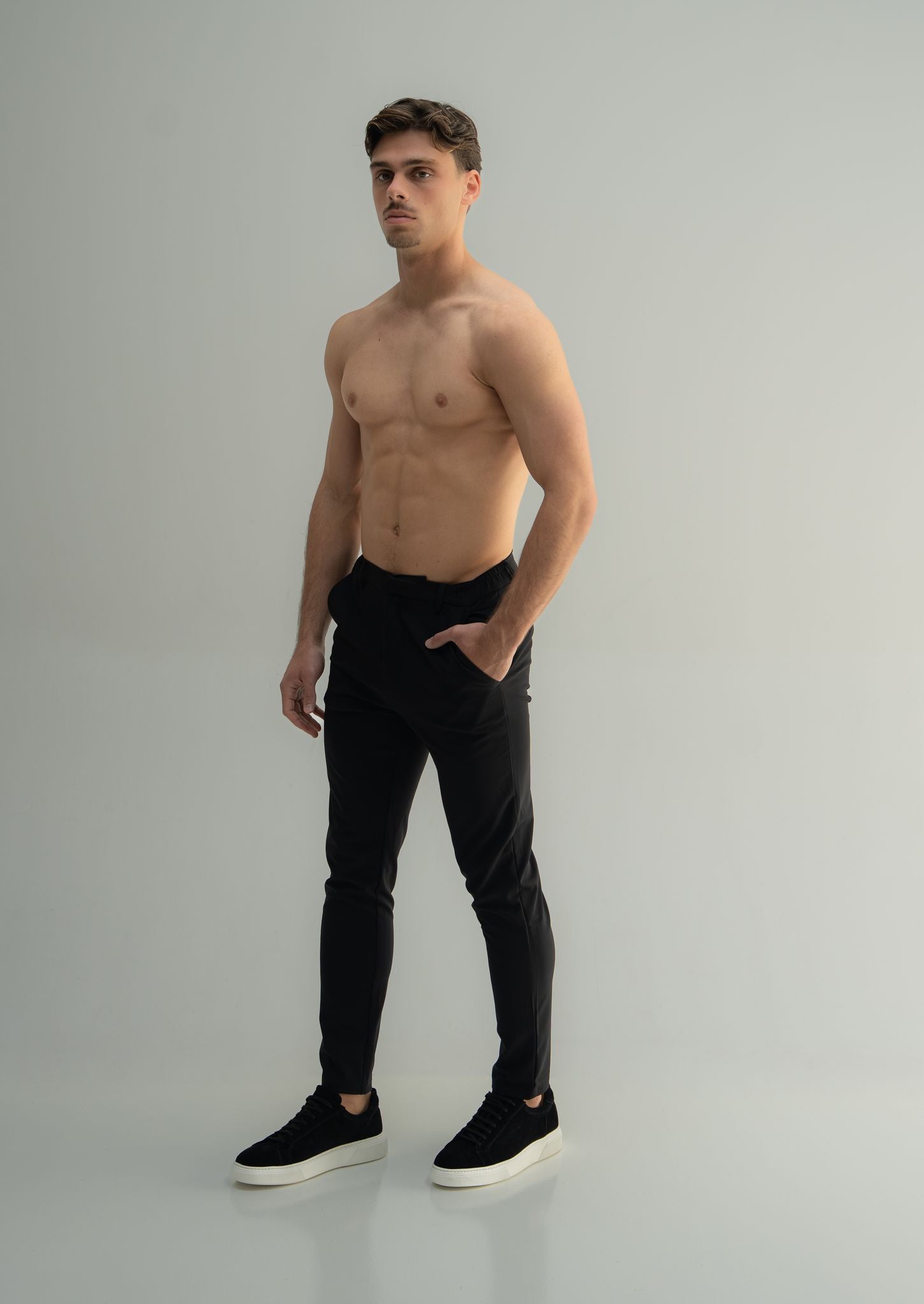 Tailored stretch trousers 
Slim fit
Stretch fabric
Belt loops