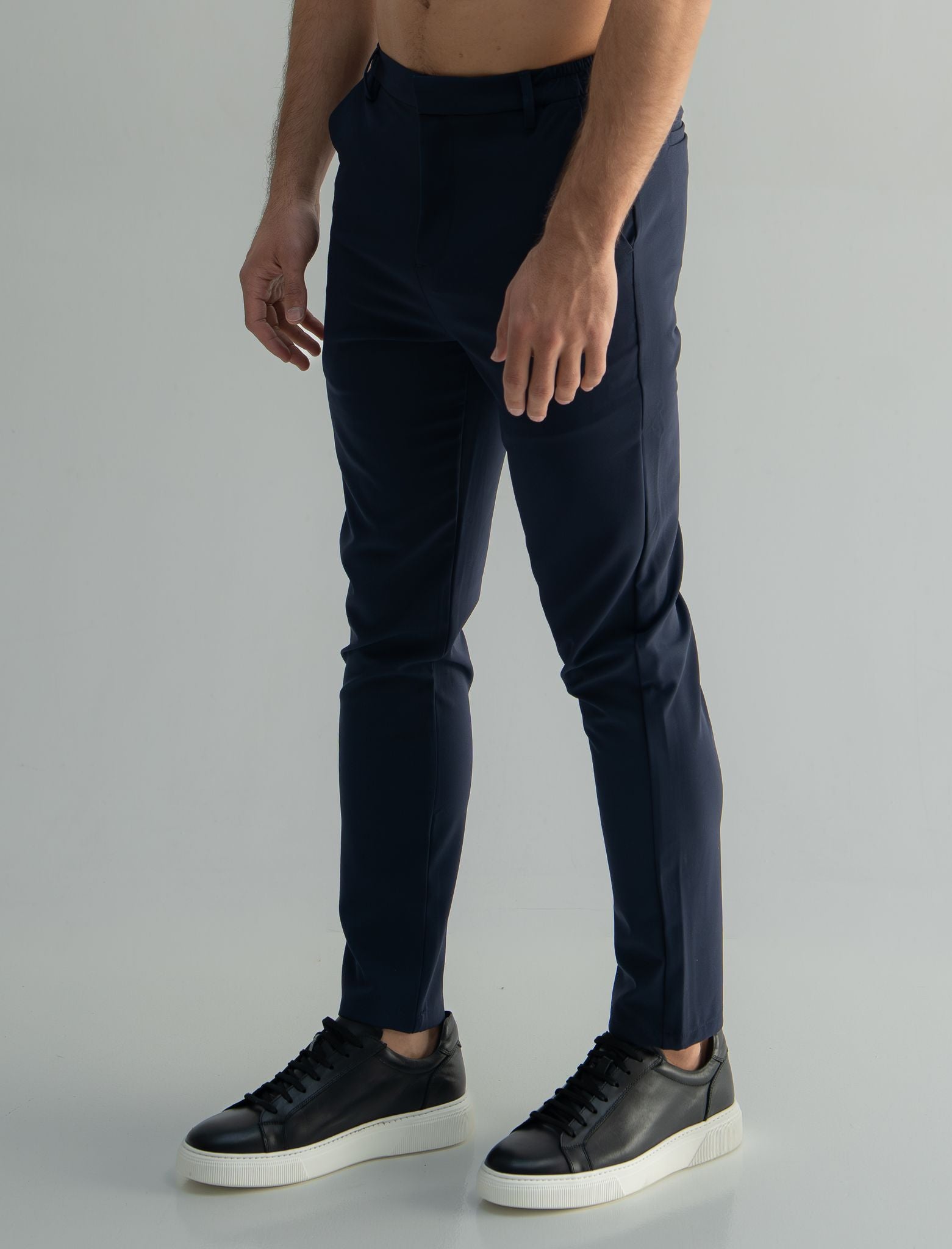 Tailored stretch trousers 
Slim fit
Stretch fabric
Belt loops