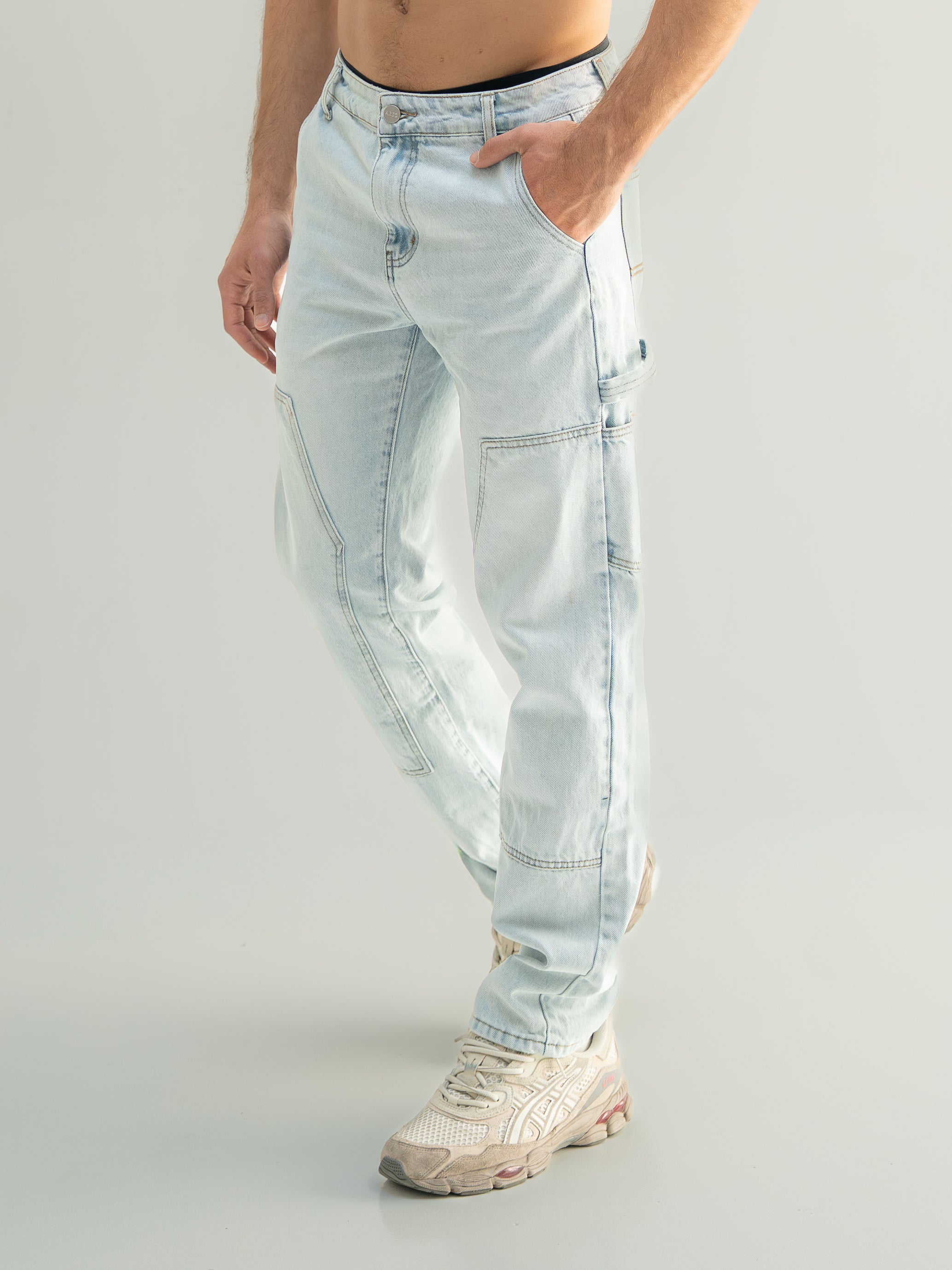 Loose fit denim jeans
Panel construction
Premium denim fabric
Stone washed finish