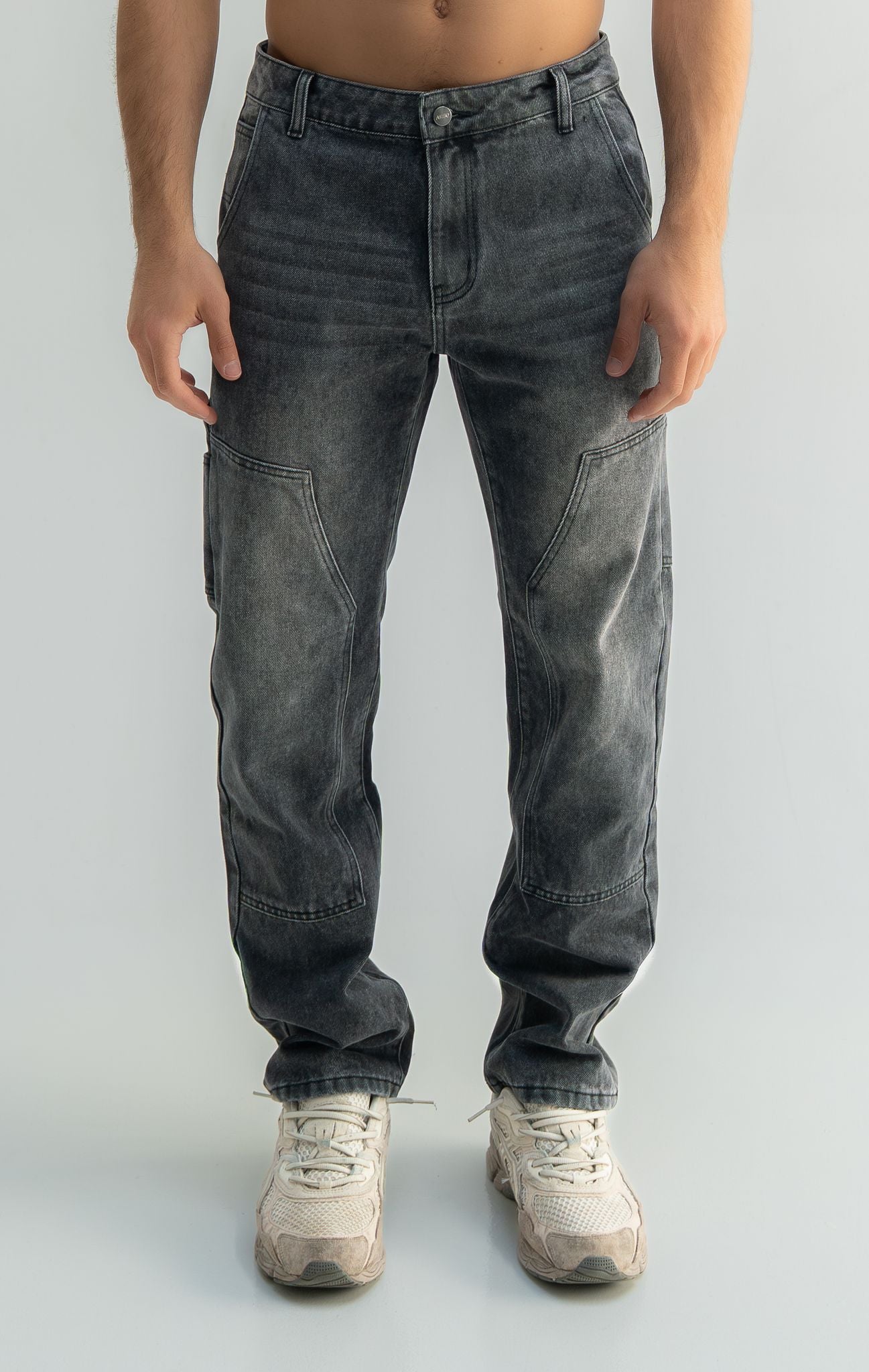 Loose fit denim jeans
Panel construction
Premium denim fabric
Stone washed finish