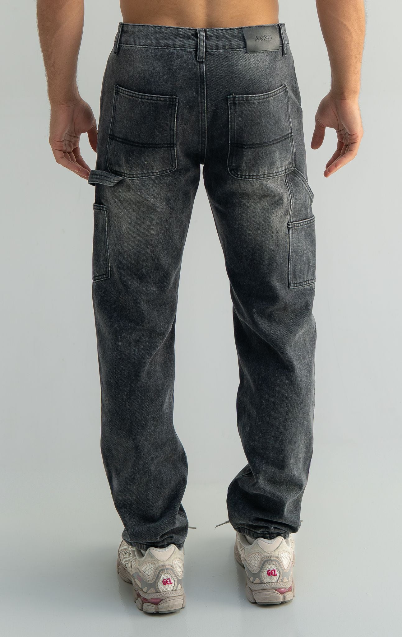 Loose fit denim jeans
Panel construction
Premium denim fabric
Stone washed finish
