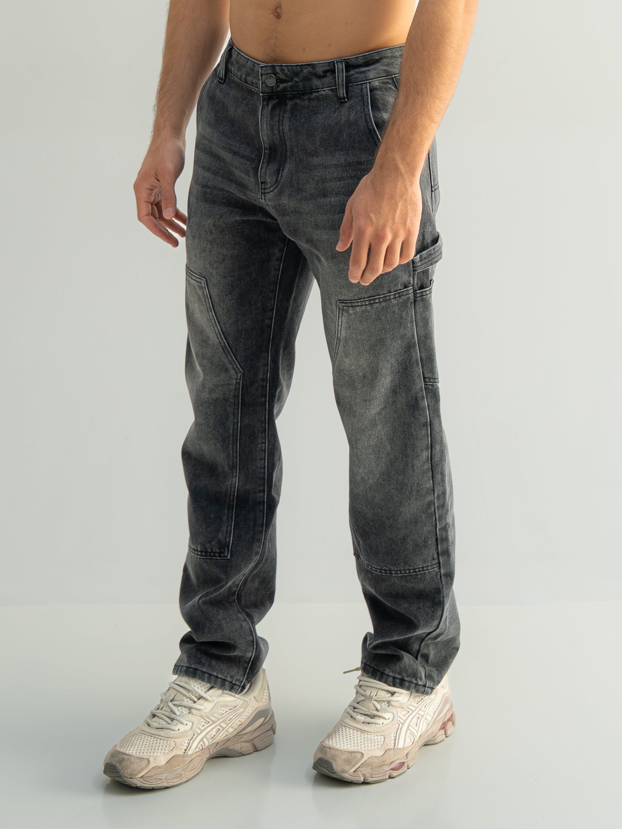 Loose fit denim jeans
Panel construction
Premium denim fabric
Stone washed finish