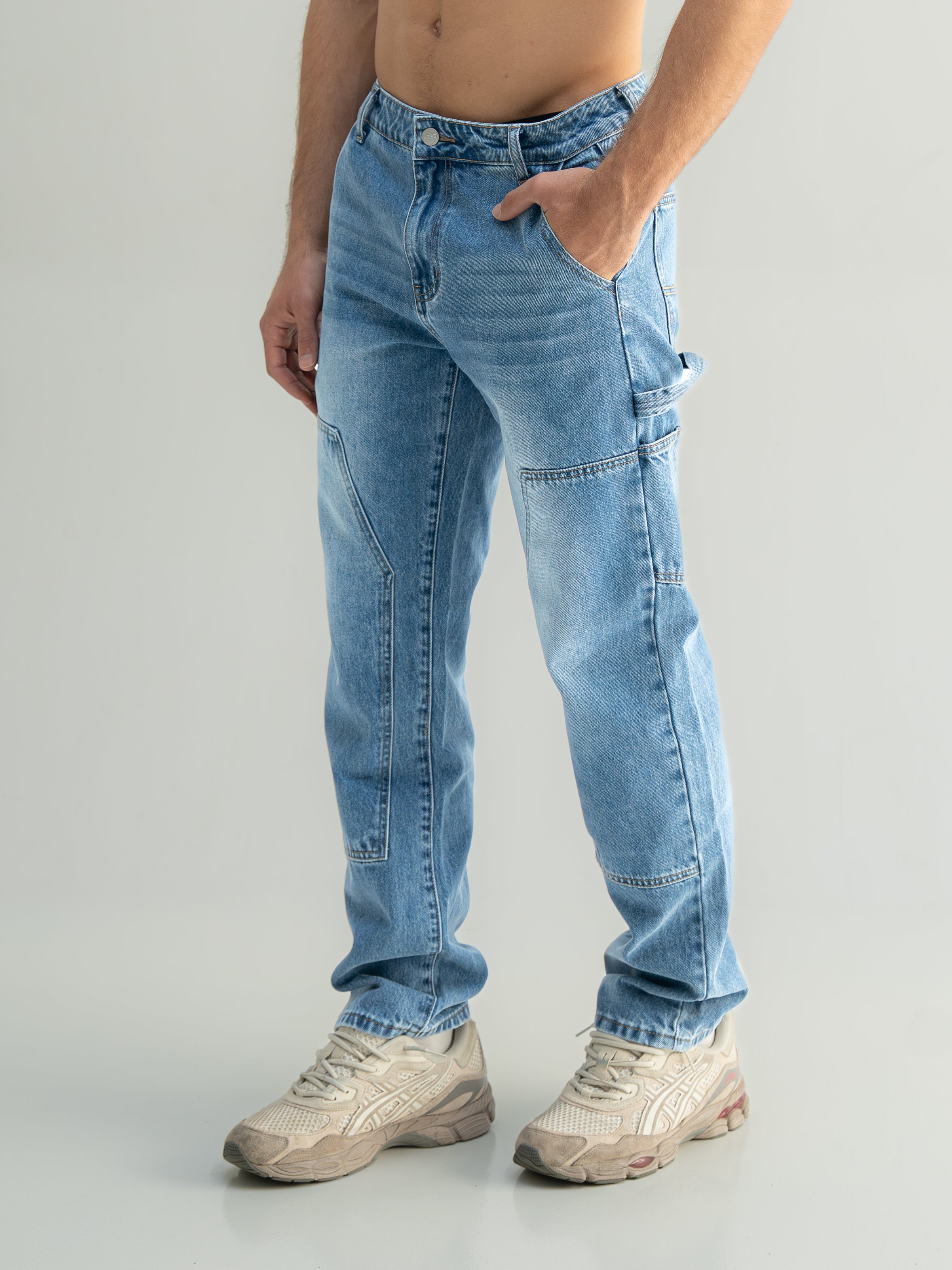 Loose fit denim jeans
Panel construction
Premium denim fabric
Stone washed finish