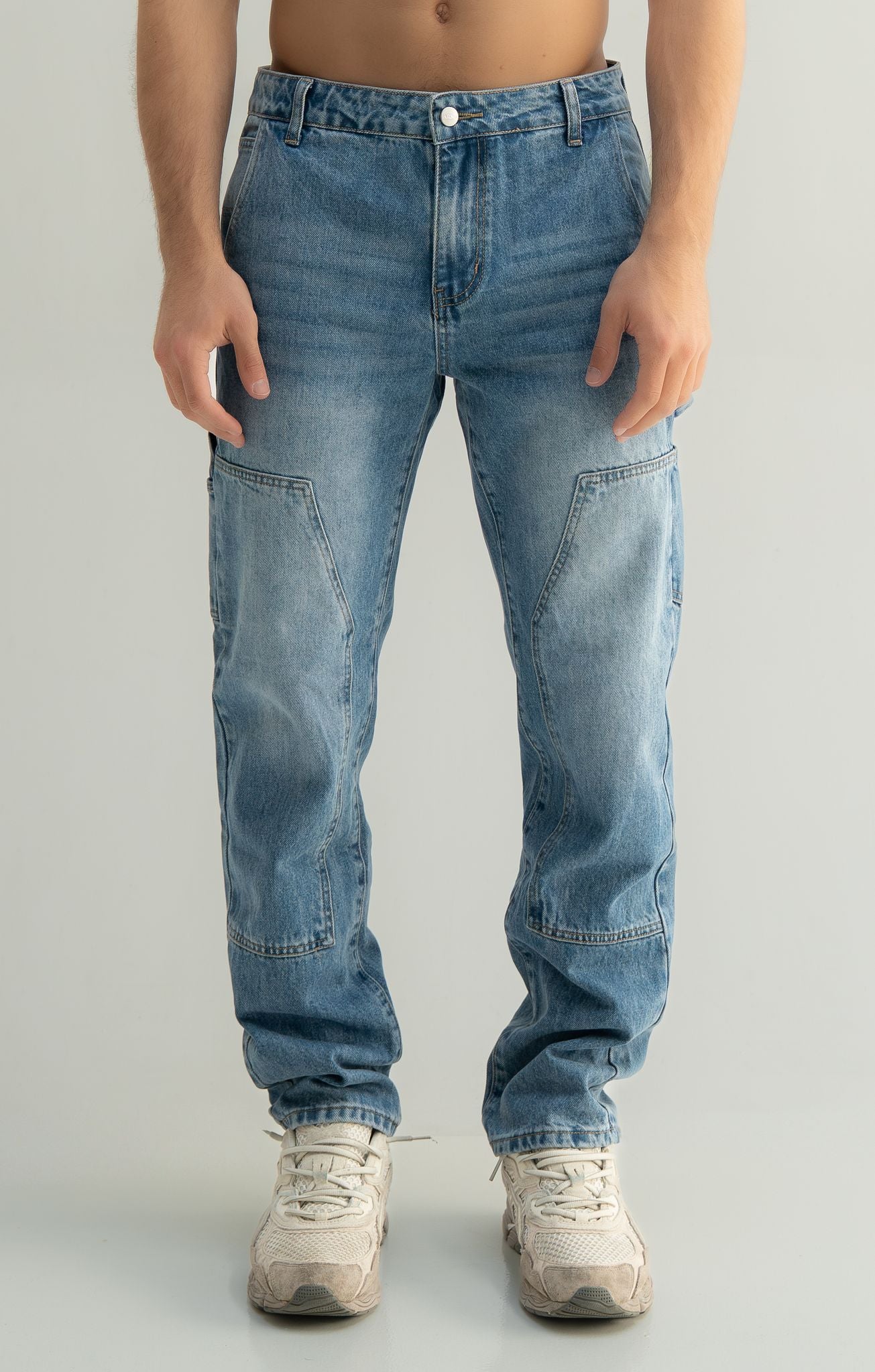 Loose fit denim jeans
Panel construction
Premium denim fabric
Stone washed finish