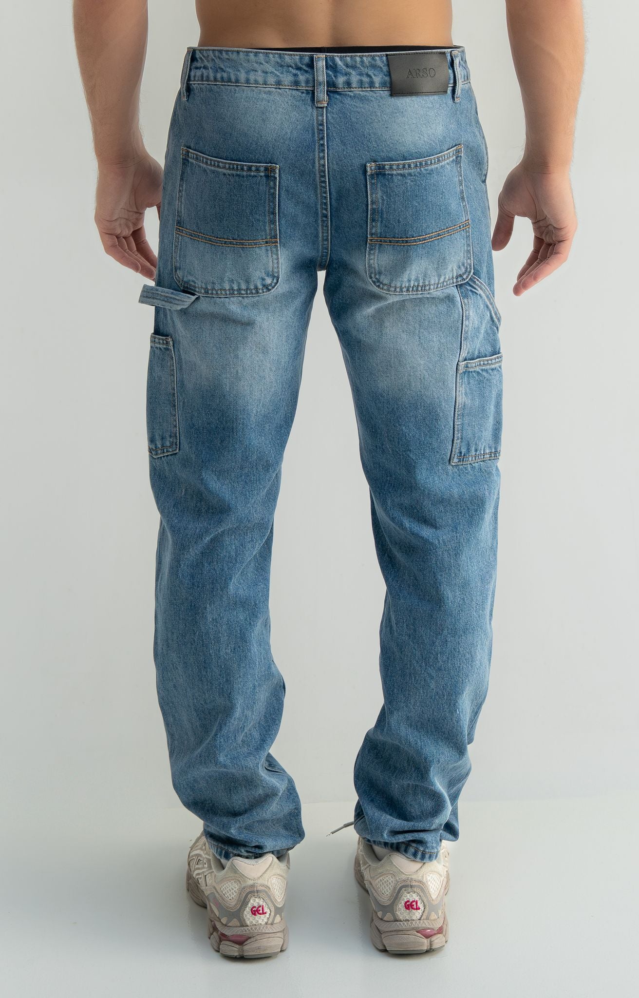 Loose fit denim jeans
Panel construction
Premium denim fabric
Stone washed finish