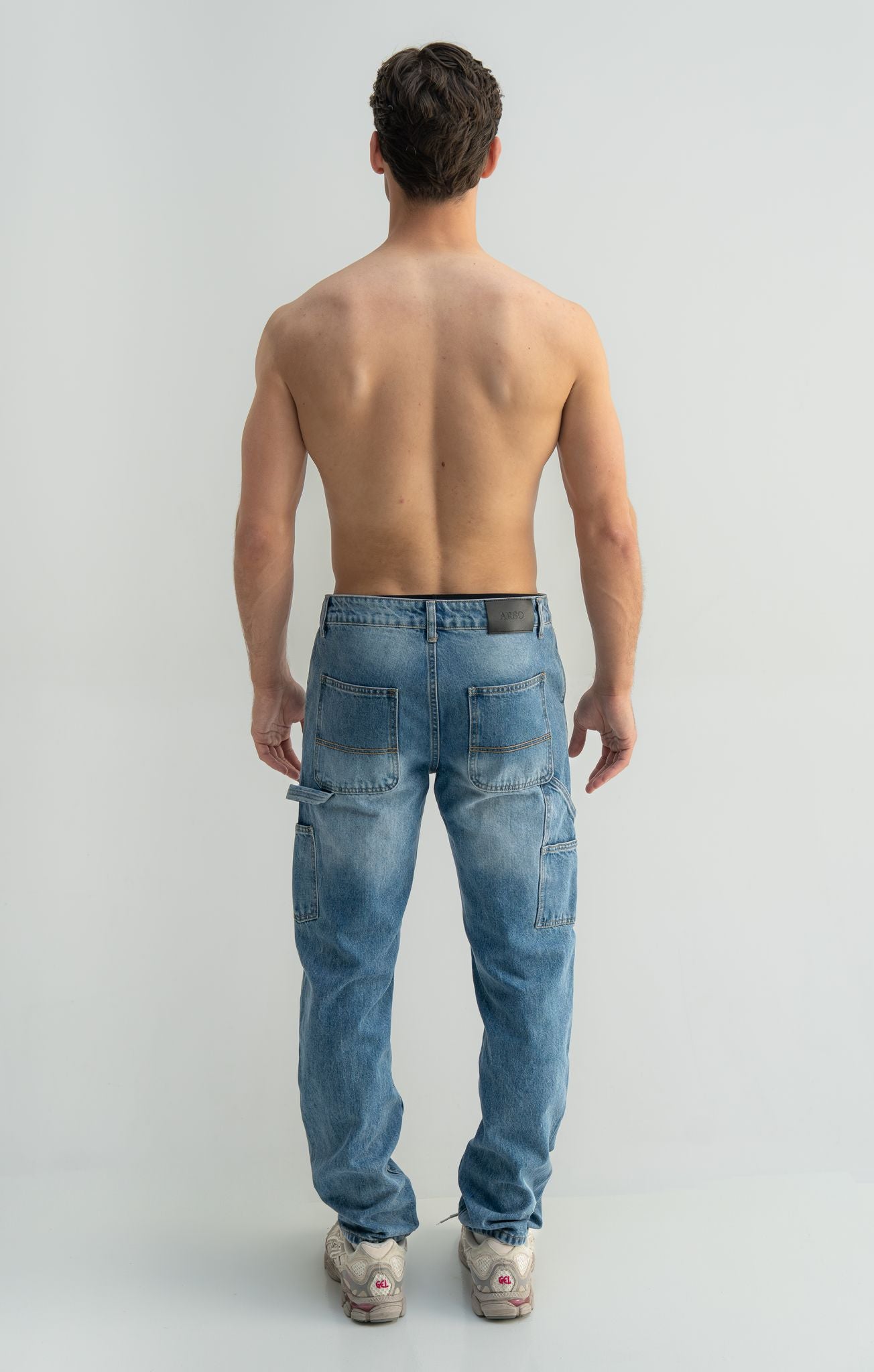 Loose fit denim jeans
Panel construction
Premium denim fabric
Stone washed finish