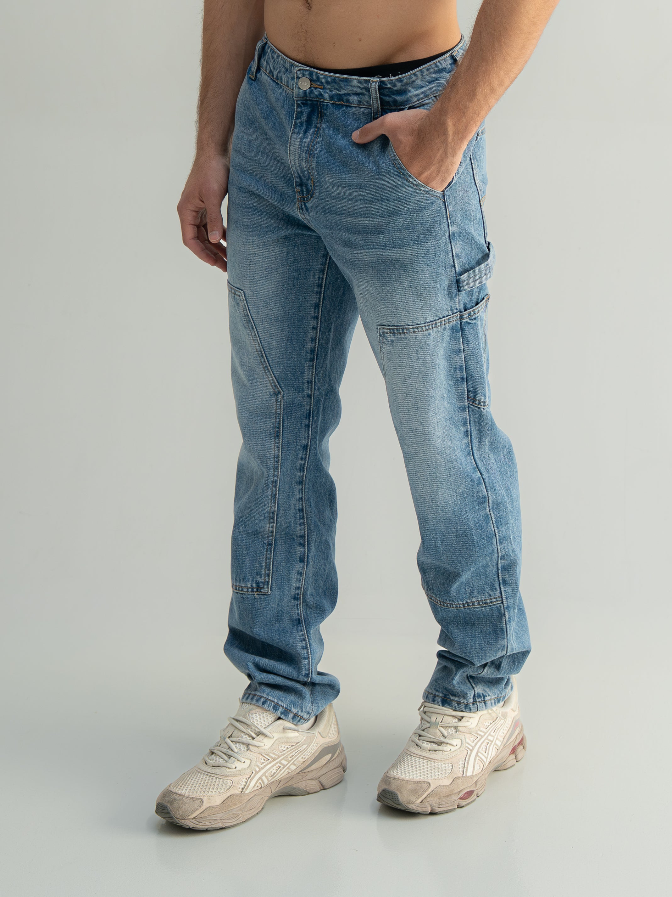 Loose fit denim jeans
Panel construction
Premium denim fabric
Stone washed finish