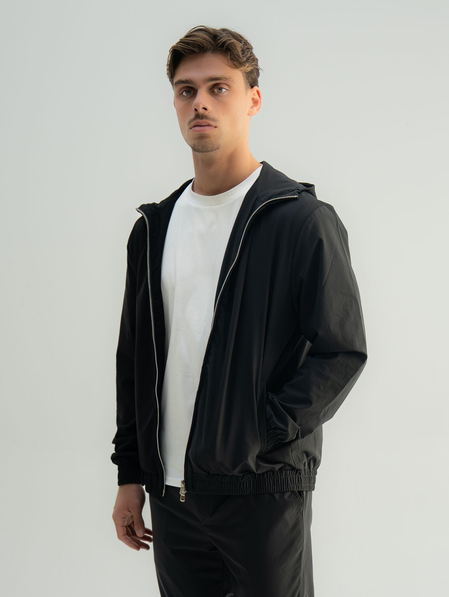 Arso Amsterdam Zip casual set
Slim fit
Zip closure
Structured collar
Premium stretch fabric
Breathable and lightweight
Smooth matte finish
Reinforced seams
Shape-retaining