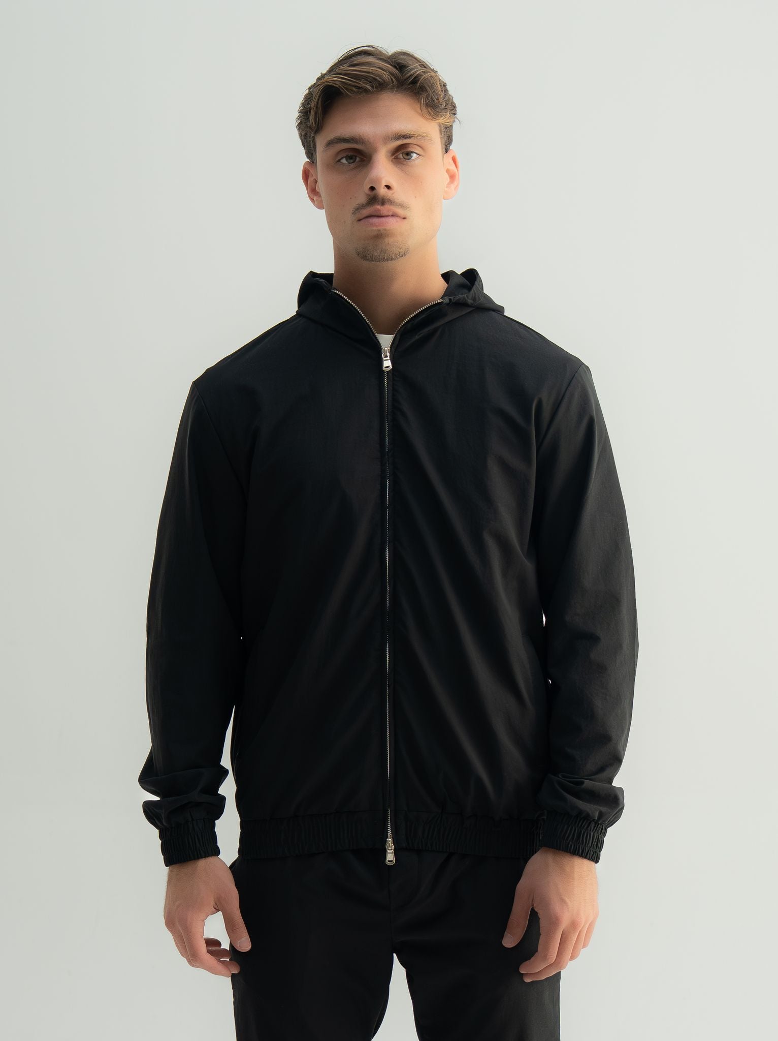 Arso Amsterdam Zip casual set
Slim fit
Zip closure
Structured collar
Premium stretch fabric
Breathable and lightweight
Smooth matte finish
Reinforced seams
Shape-retaining