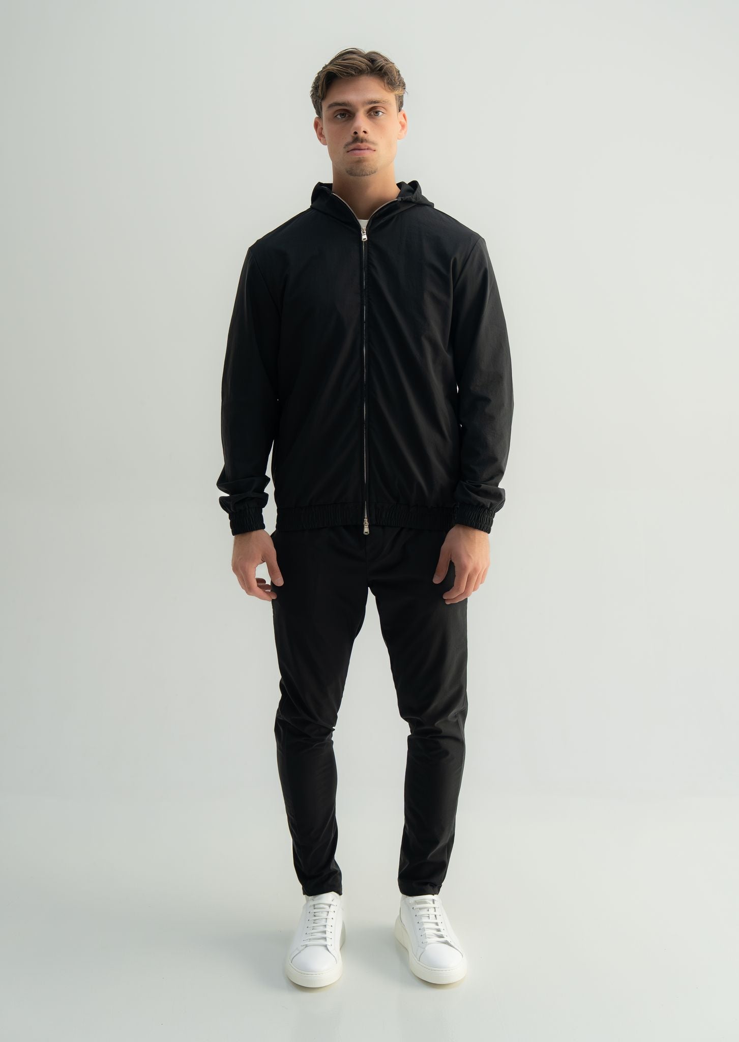 Arso Amsterdam Zip casual set
Slim fit
Zip closure
Structured collar
Premium stretch fabric
Breathable and lightweight
Smooth matte finish
Reinforced seams
Shape-retaining
