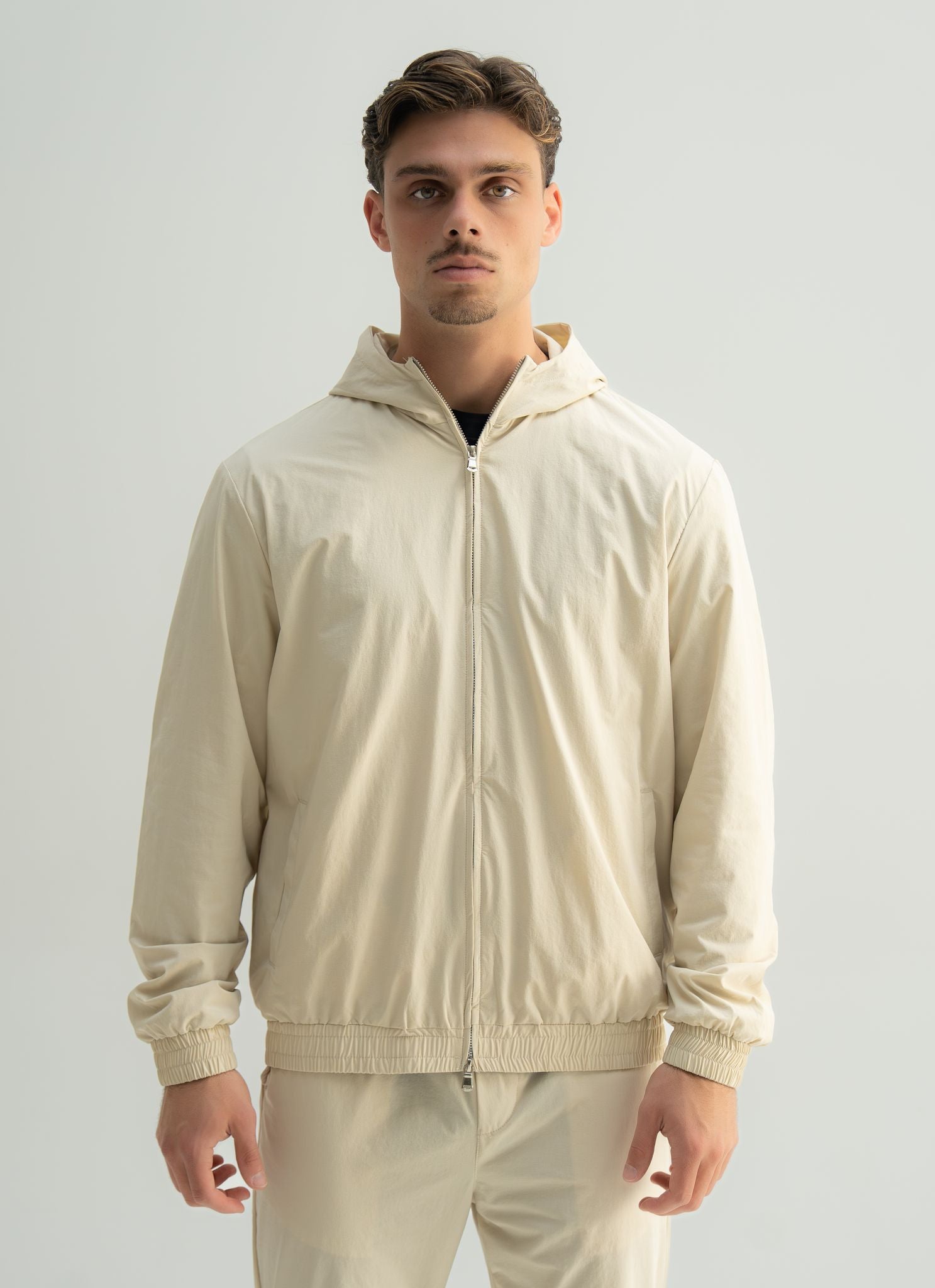 Arso Amsterdam Zip casual set
Slim fit
Zip closure
Structured collar
Premium stretch fabric
Breathable and lightweight
Smooth matte finish
Reinforced seams
Shape-retaining