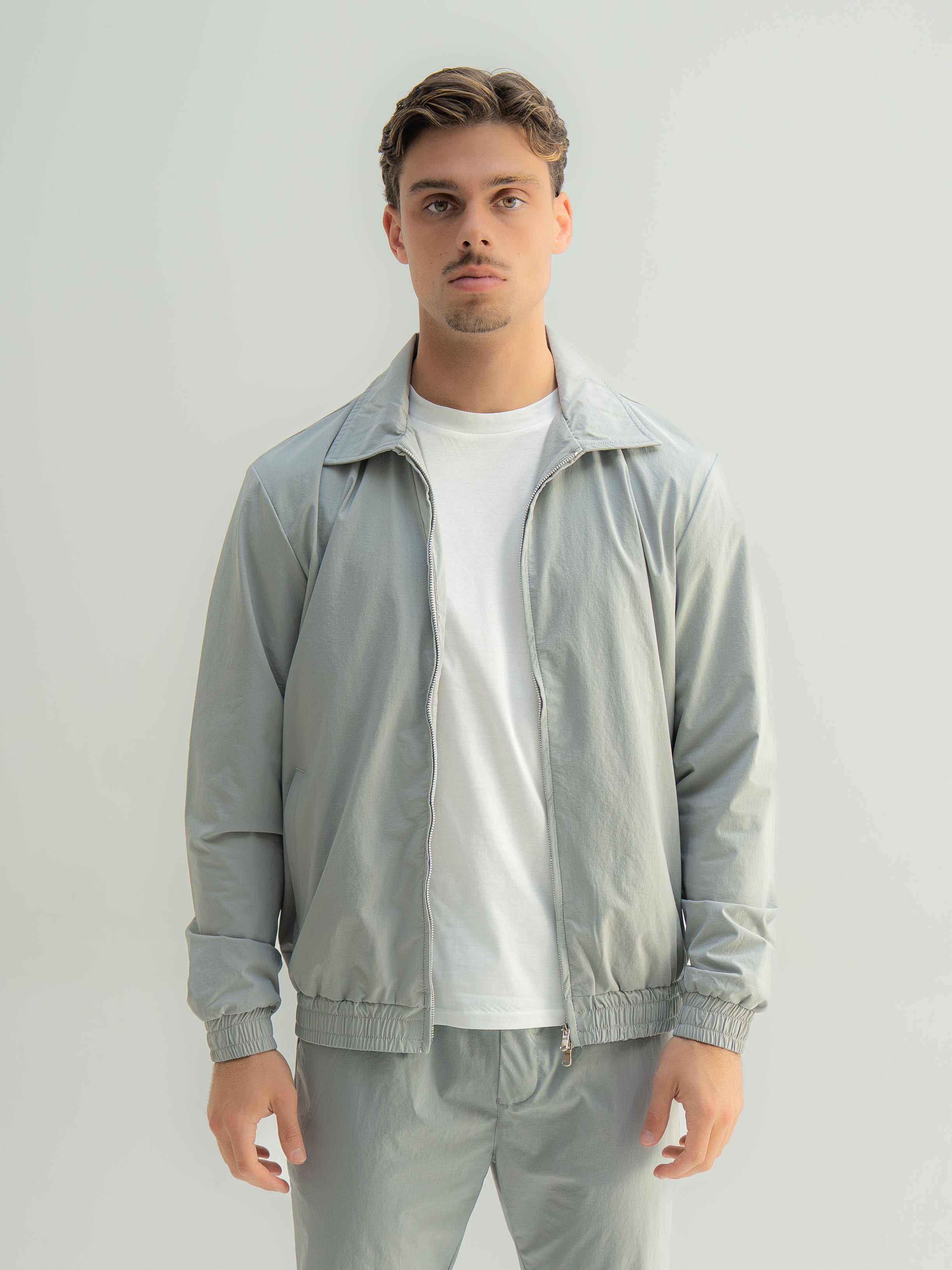 Arso Amsterdam Zip casual set
Slim fit
Zip closure
Structured collar
Premium stretch fabric
Breathable and lightweight
Smooth matte finish
Reinforced seams
Shape-retaining