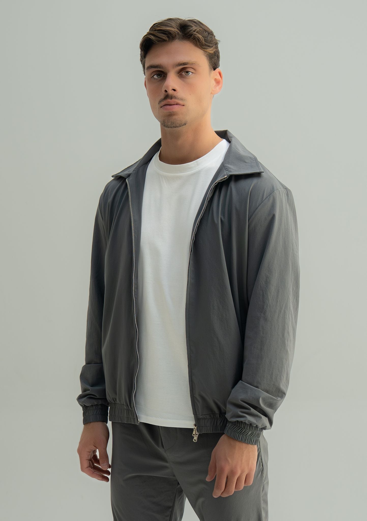 Arso Amsterdam Zip casual set
Slim fit
Zip closure
Structured collar
Premium stretch fabric
Breathable and lightweight
Smooth matte finish
Reinforced seams
Shape-retaining
