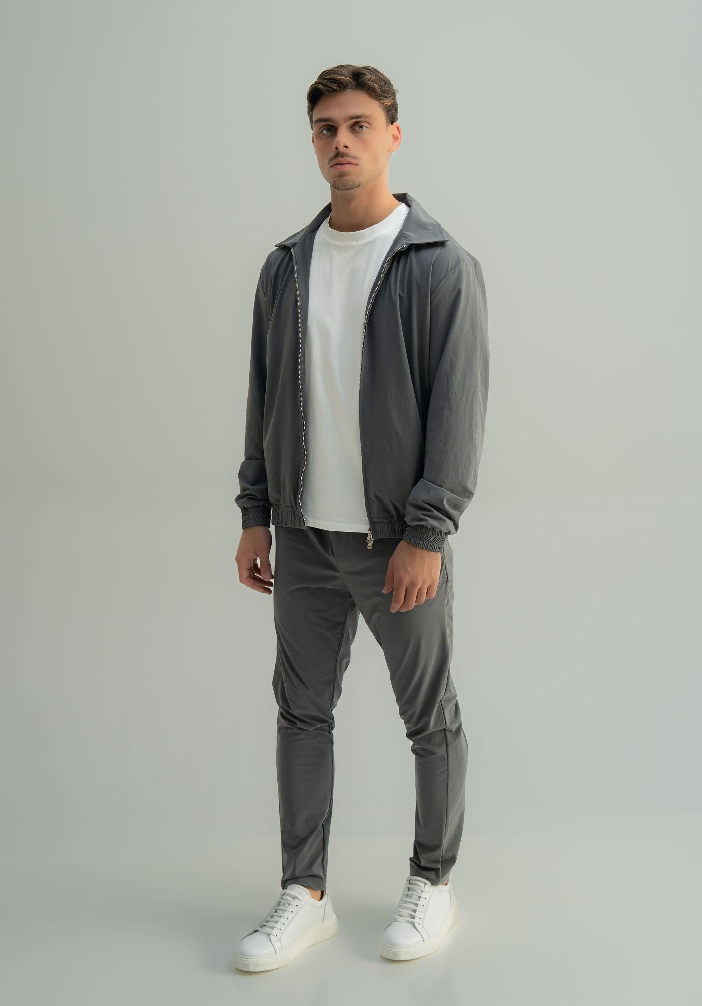 Arso Amsterdam Zip casual set
Slim fit
Zip closure
Structured collar
Premium stretch fabric
Breathable and lightweight
Smooth matte finish
Reinforced seams
Shape-retaining