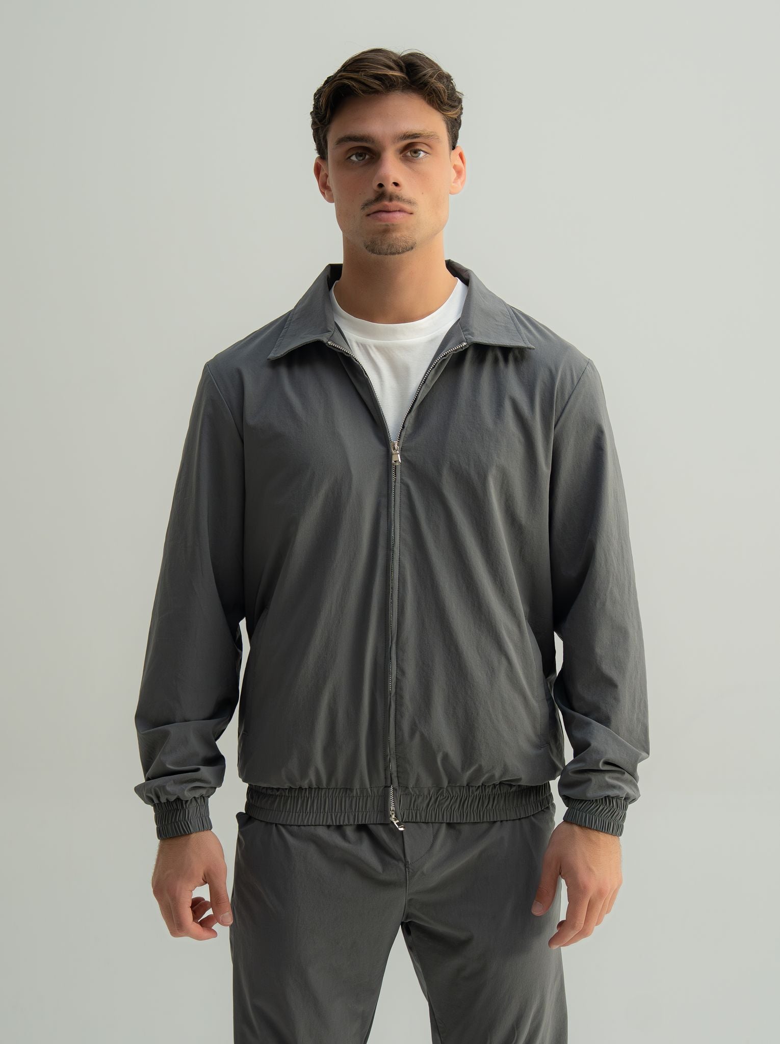 Arso Amsterdam Zip casual set
Slim fit
Zip closure
Structured collar
Premium stretch fabric
Breathable and lightweight
Smooth matte finish
Reinforced seams
Shape-retaining