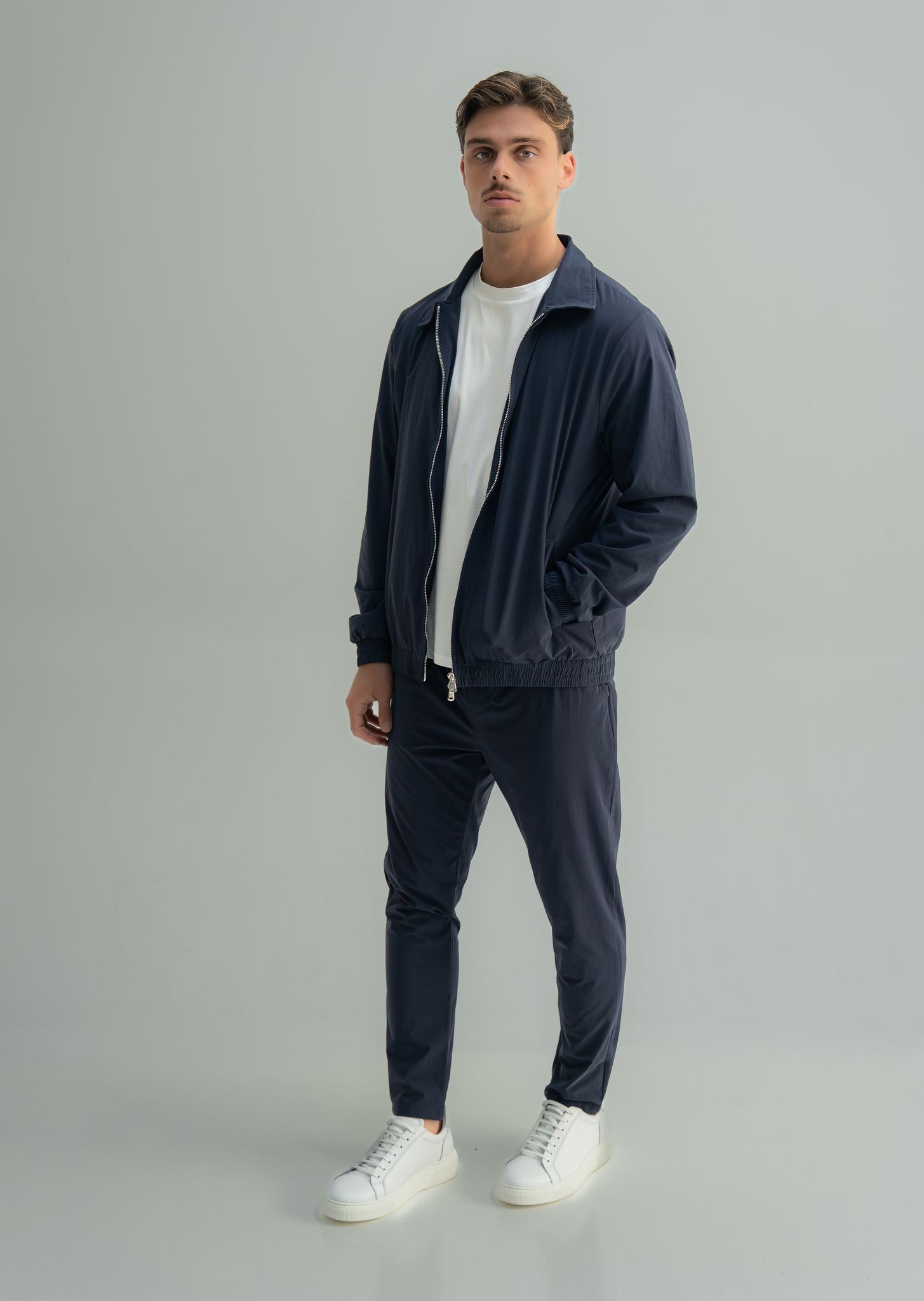 Arso Amsterdam Zip casual set
Slim fit
Zip closure
Structured collar
Premium stretch fabric
Breathable and lightweight
Smooth matte finish
Reinforced seams
Shape-retaining