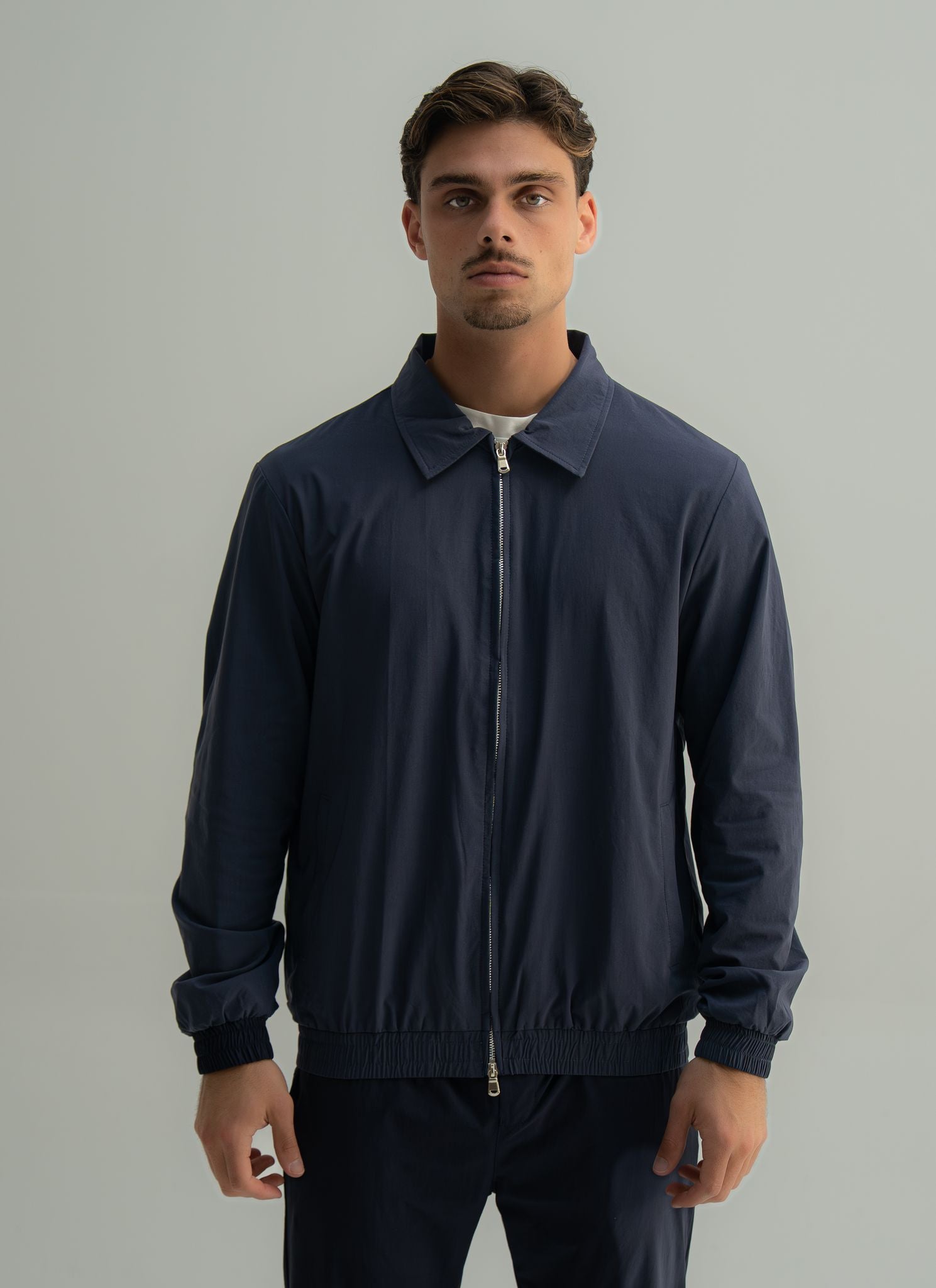 Arso Amsterdam Zip casual set
Slim fit
Zip closure
Structured collar
Premium stretch fabric
Breathable and lightweight
Smooth matte finish
Reinforced seams
Shape-retaining