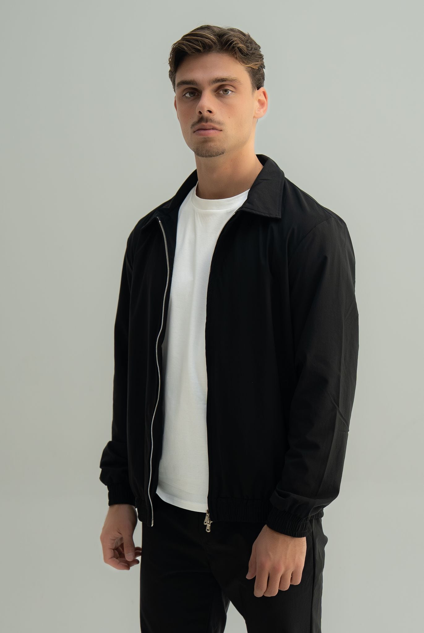 Arso Amsterdam Zip casual set
Slim fit
Zip closure
Structured collar
Premium stretch fabric
Breathable and lightweight
Smooth matte finish
Reinforced seams
Shape-retaining