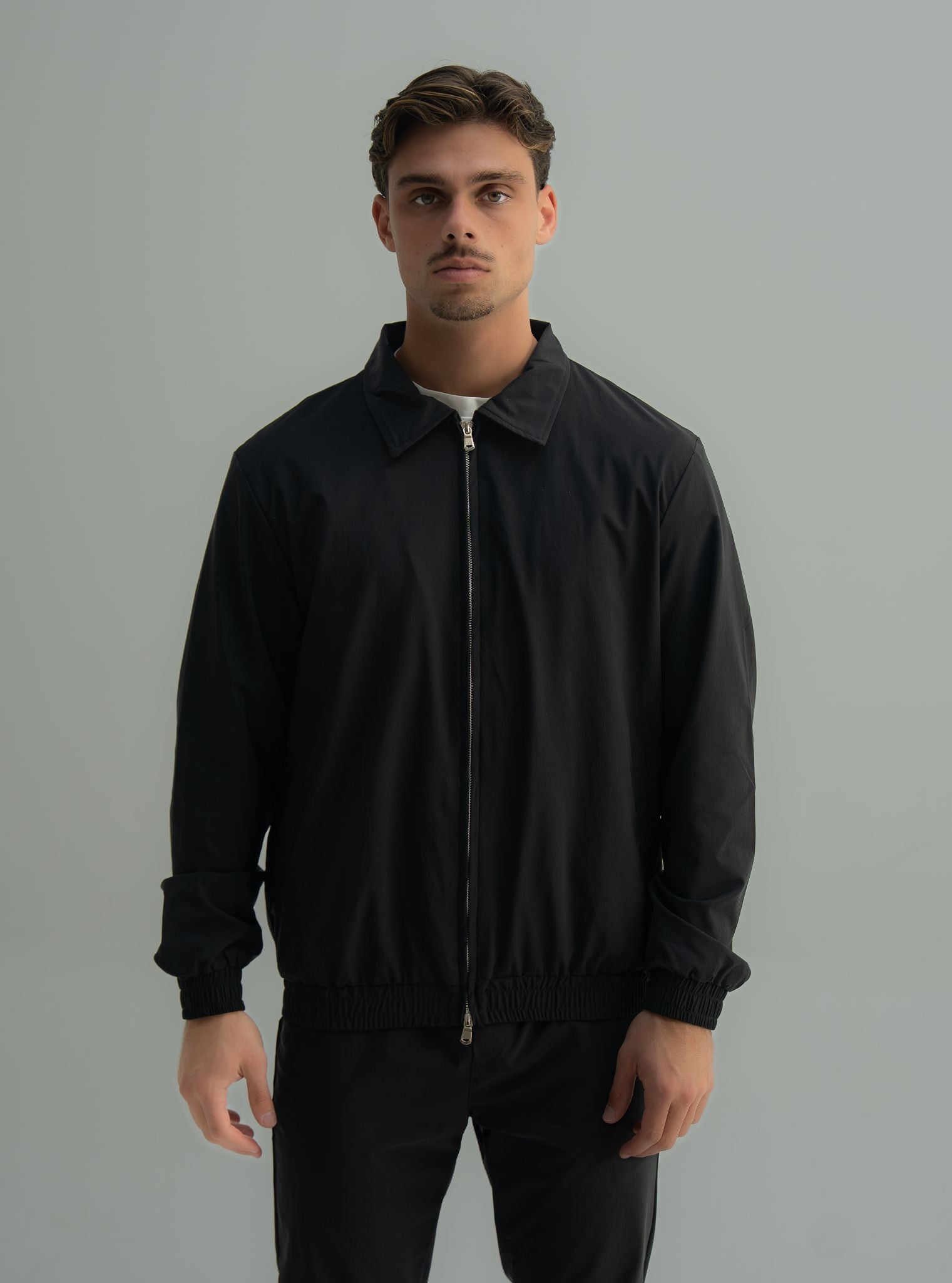 Arso Amsterdam Zip casual set
Slim fit
Zip closure
Structured collar
Premium stretch fabric
Breathable and lightweight
Smooth matte finish
Reinforced seams
Shape-retaining