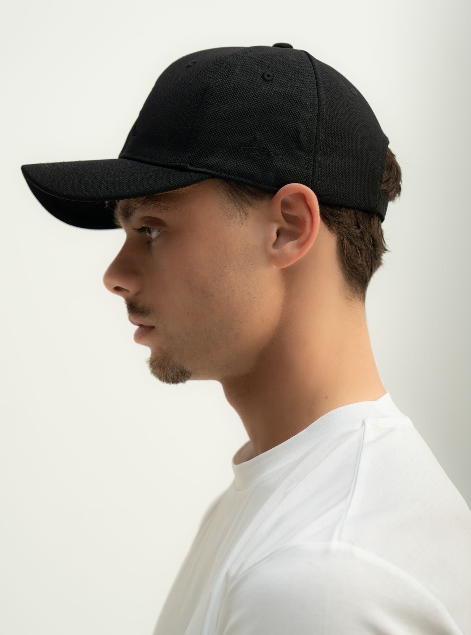 Refined Monogram Cap in Black/Black
Embroidered ARSO Monogram
Structured Front Panel
100% Cotton
Curved Brim
Six-Panel Construction
Ventilation Eyelets
Adjustable Back Closure
Designed for a clean, effortless finish.