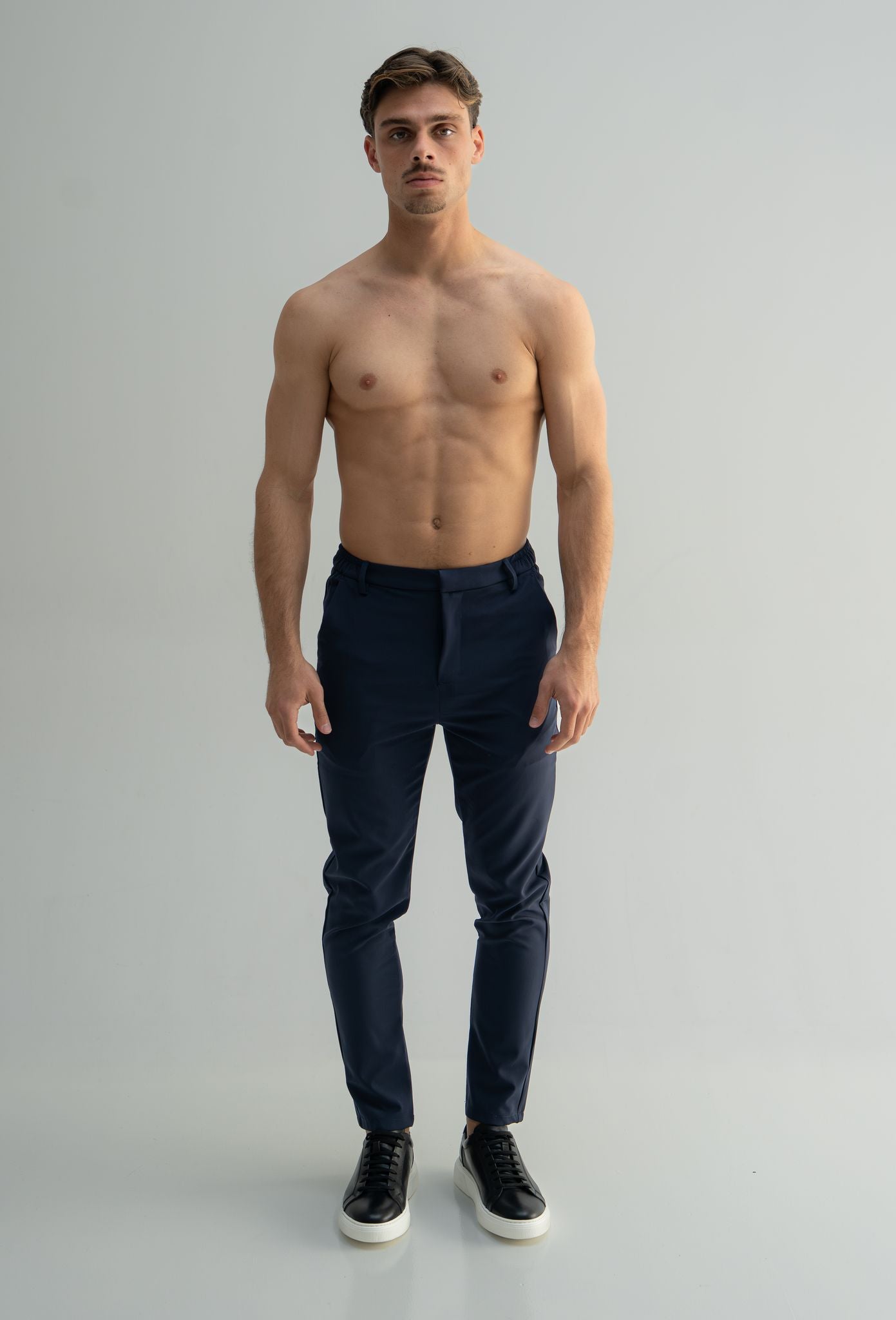 Tailored stretch trousers&amp;nbsp;

Slim fit
Stretch fabric
Belt loops