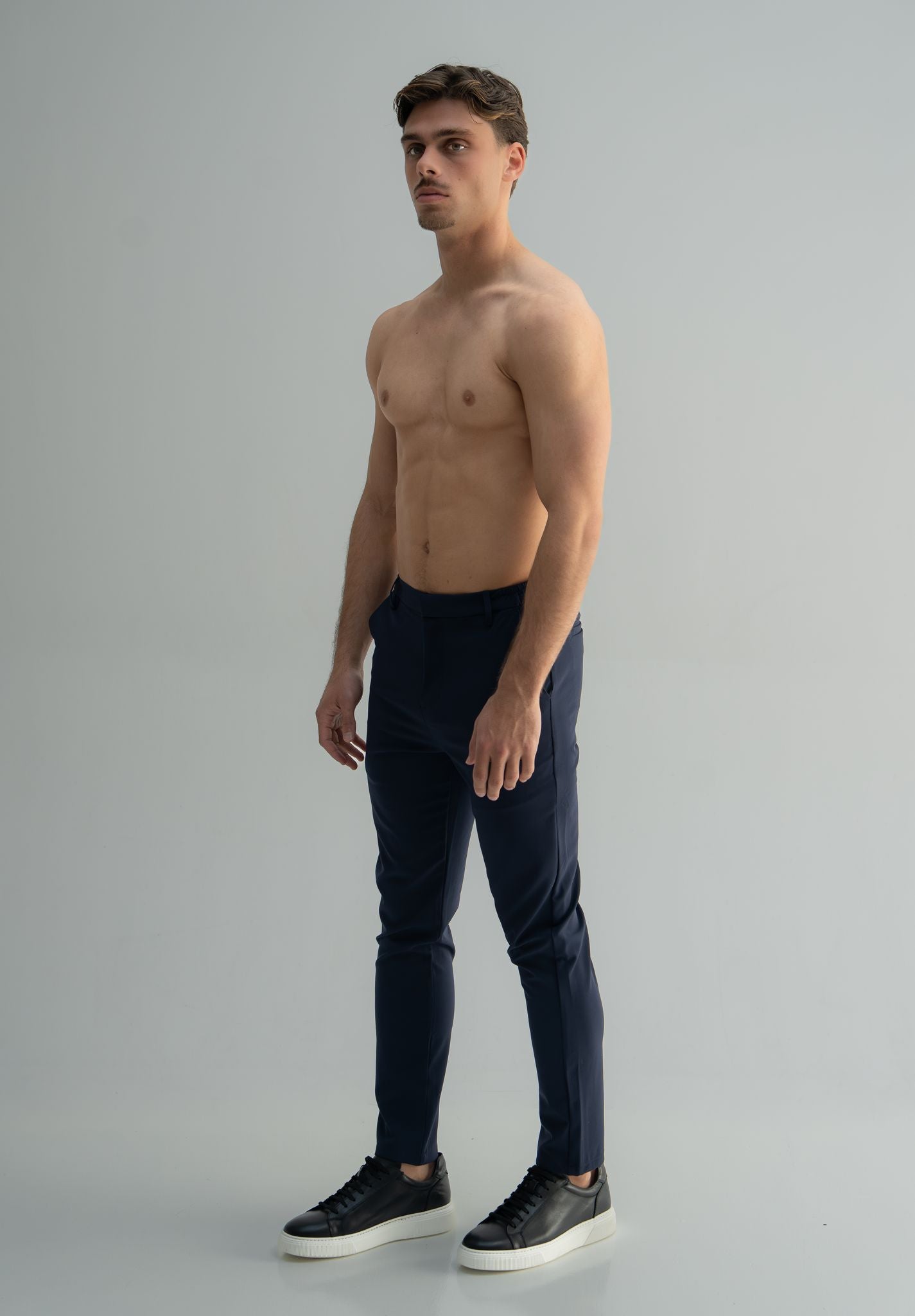Tailored stretch trousers&amp;nbsp;

Slim fit
Stretch fabric
Belt loops