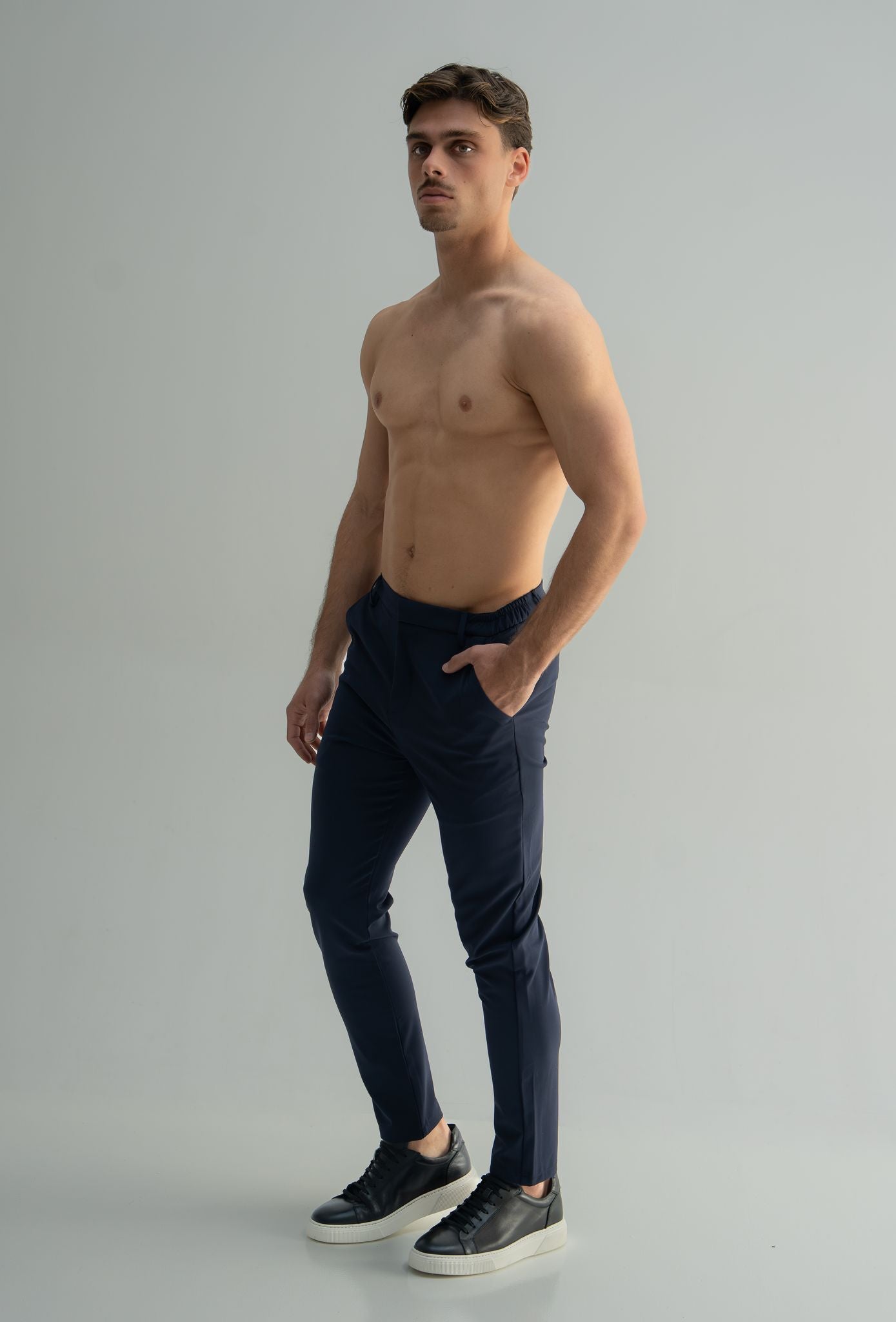 Tailored stretch trousers&amp;nbsp;

Slim fit
Stretch fabric
Belt loops