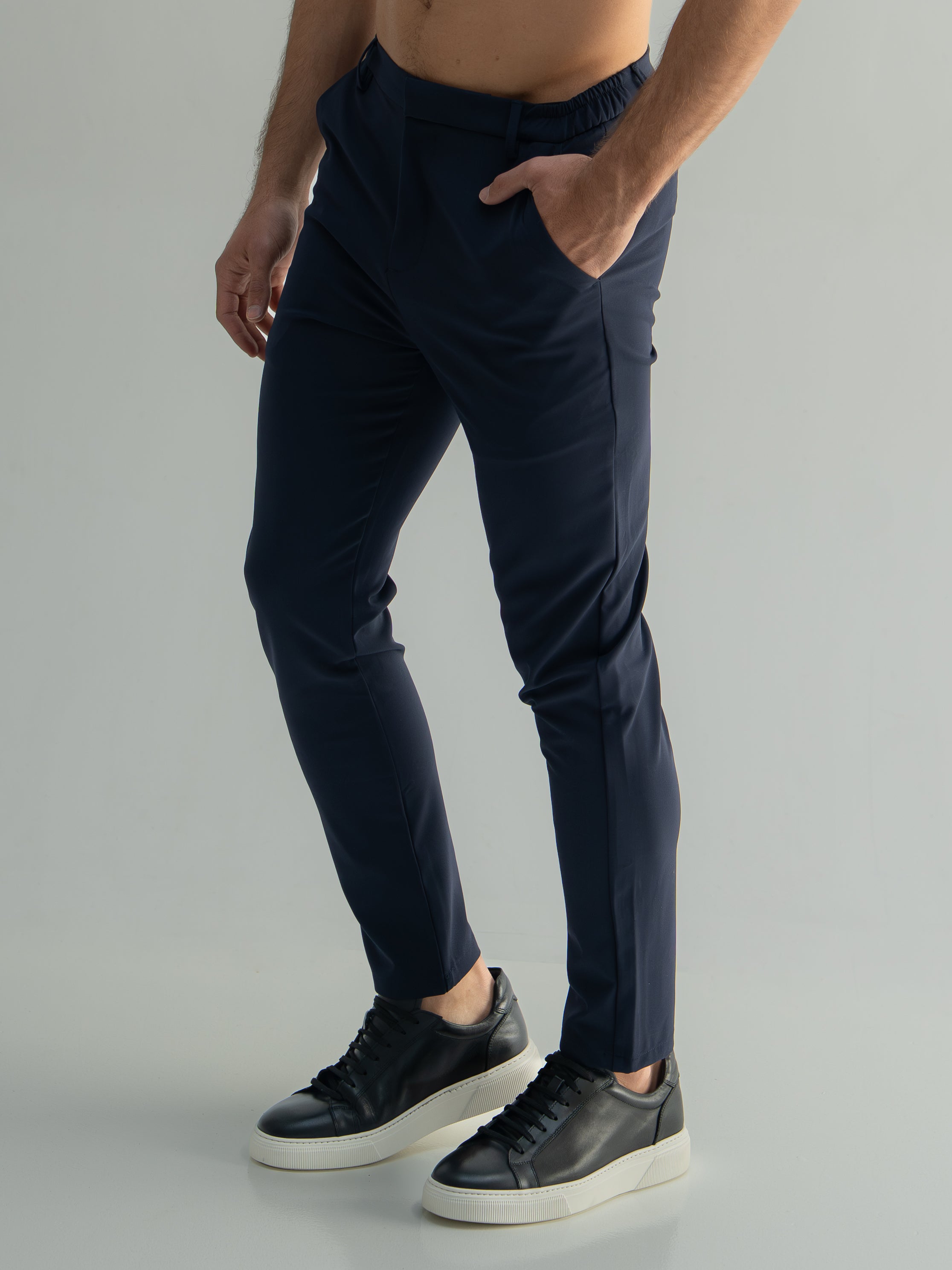 Tailored stretch trousers&amp;nbsp;

Slim fit
Stretch fabric
Belt loops