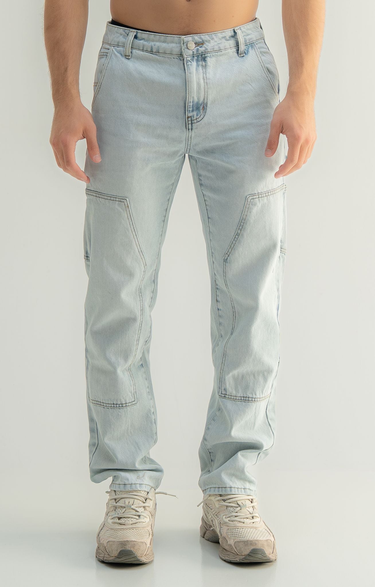 Loose fit denim jeans
Panel construction
Premium denim fabric
Stone washed finish