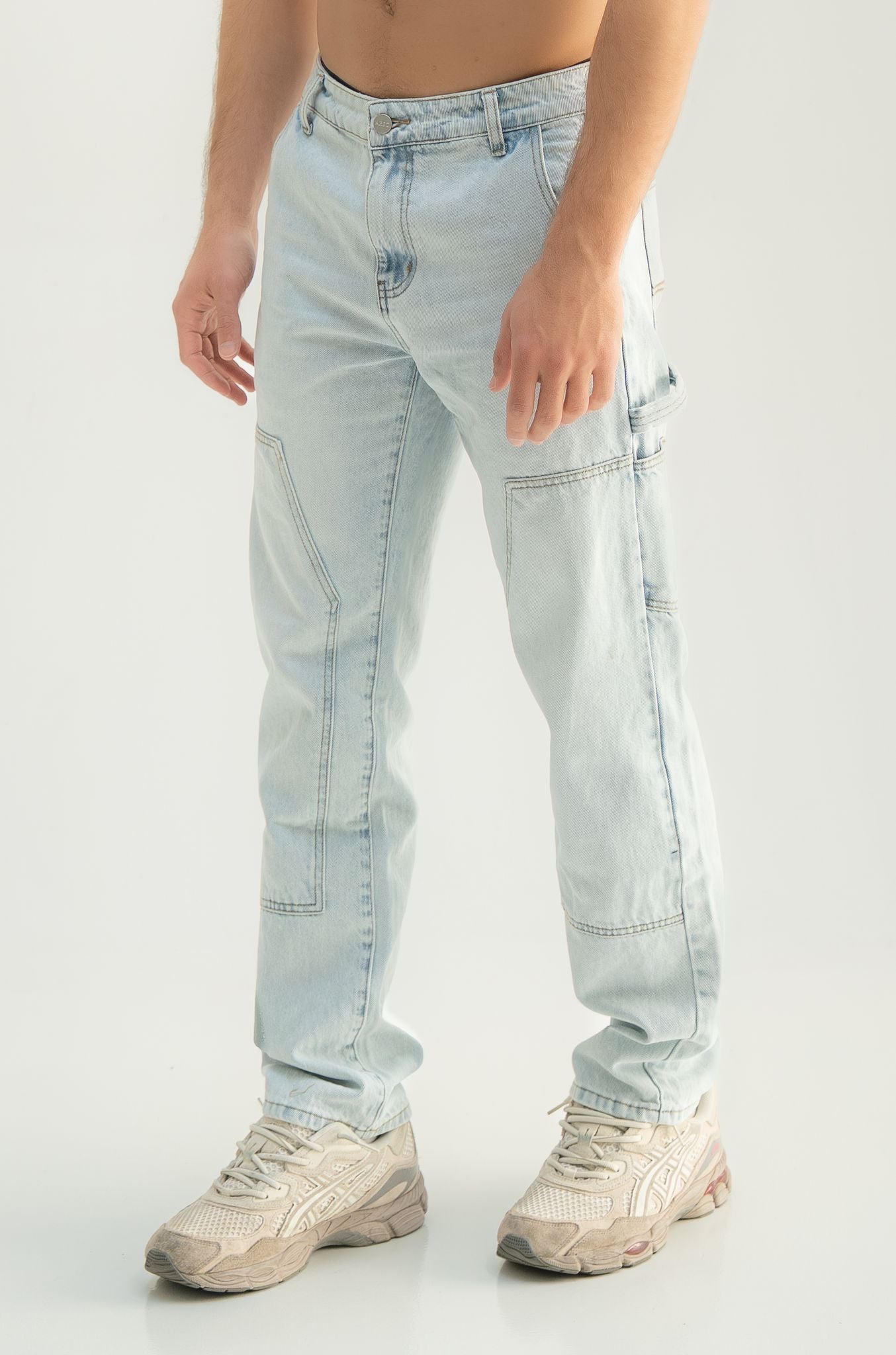 Loose fit denim jeans
Panel construction
Premium denim fabric
Stone washed finish