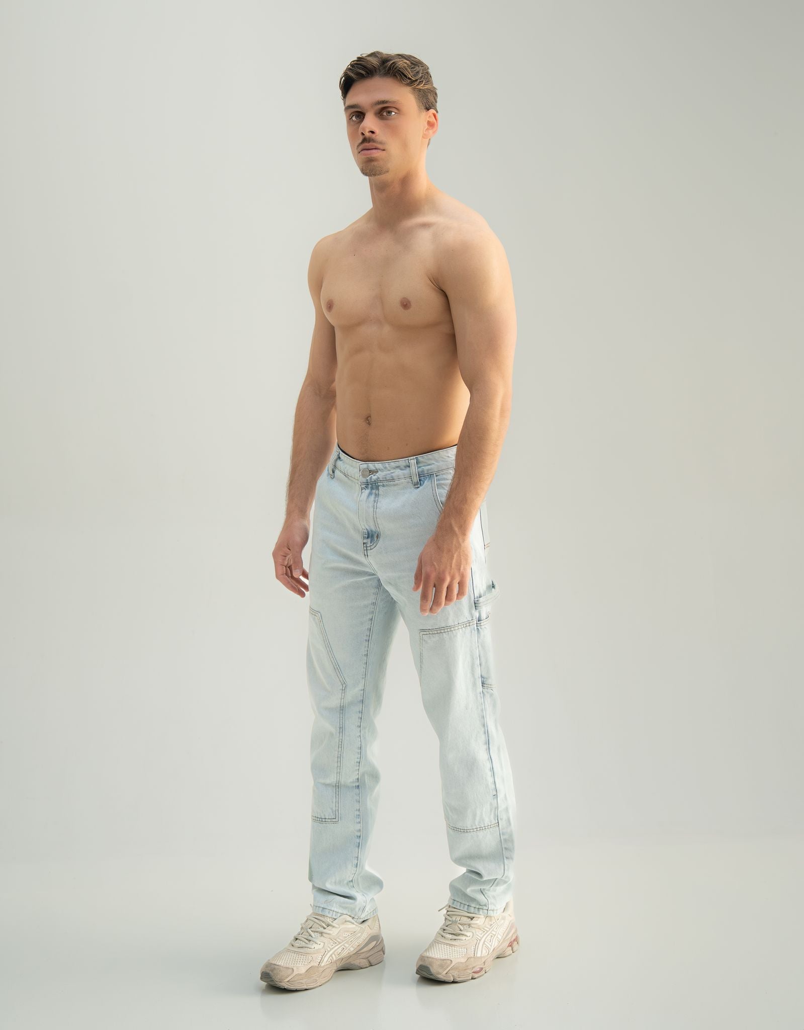 Loose fit denim jeans
Panel construction
Premium denim fabric
Stone washed finish
