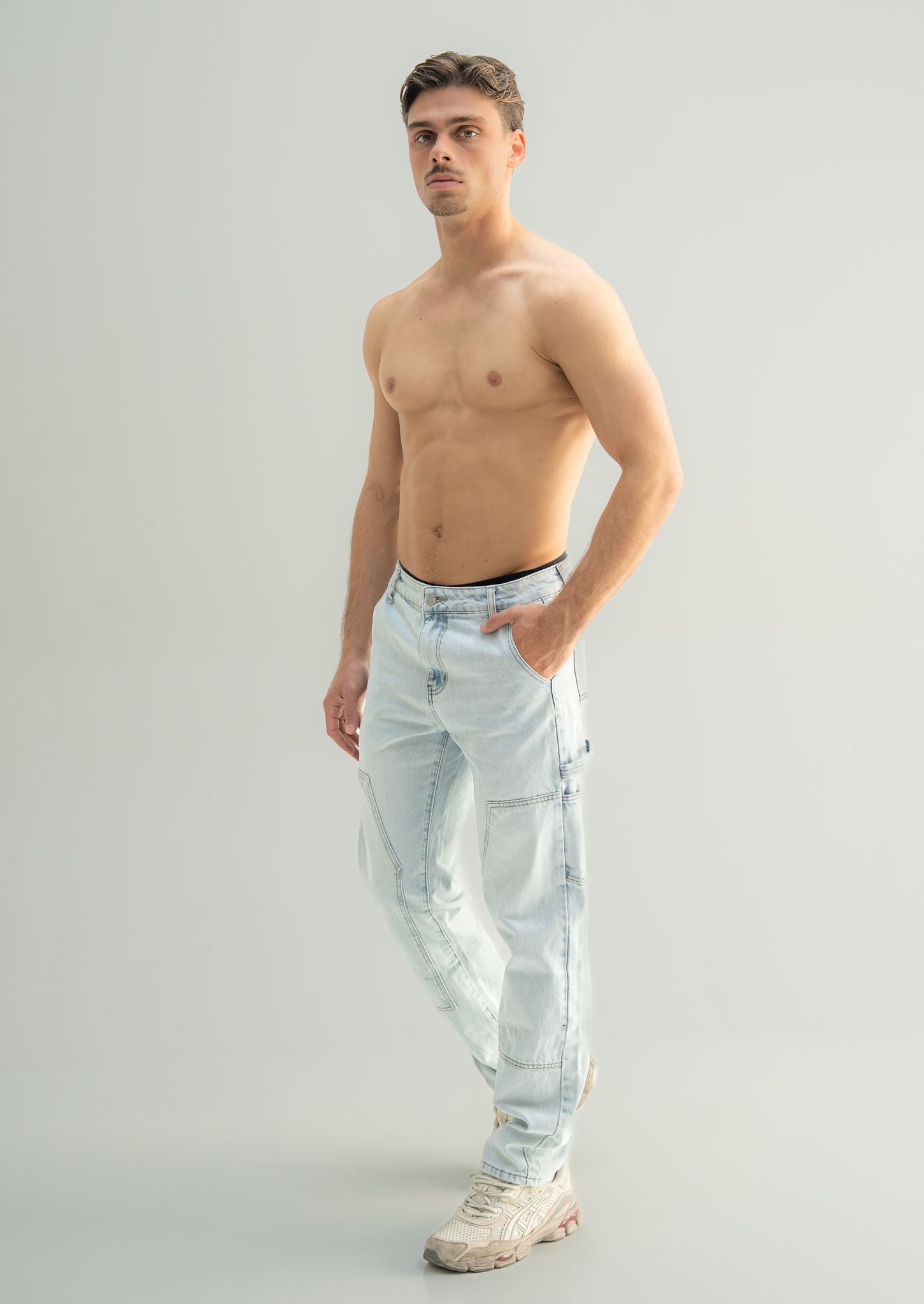 Loose fit denim jeans
Panel construction
Premium denim fabric
Stone washed finish