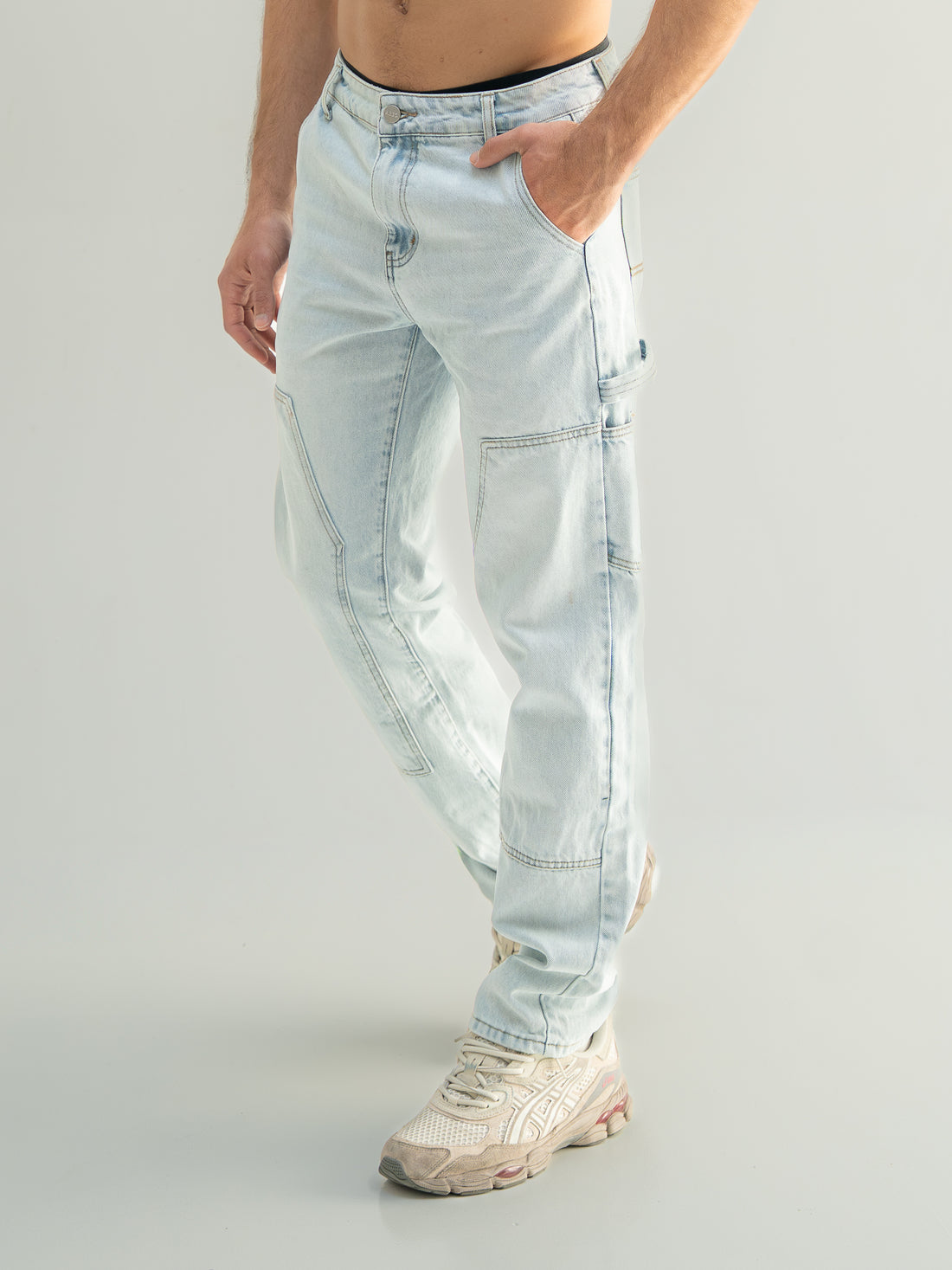 Loose fit denim jeans
Panel construction
Premium denim fabric
Stone washed finish