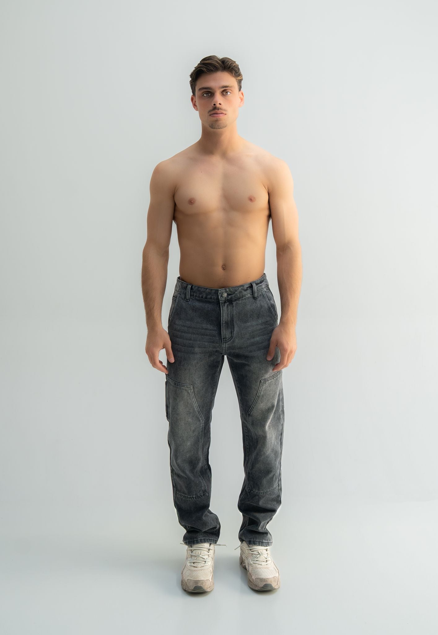 Loose fit denim jeans
Panel construction
Premium denim fabric
Stone washed finish