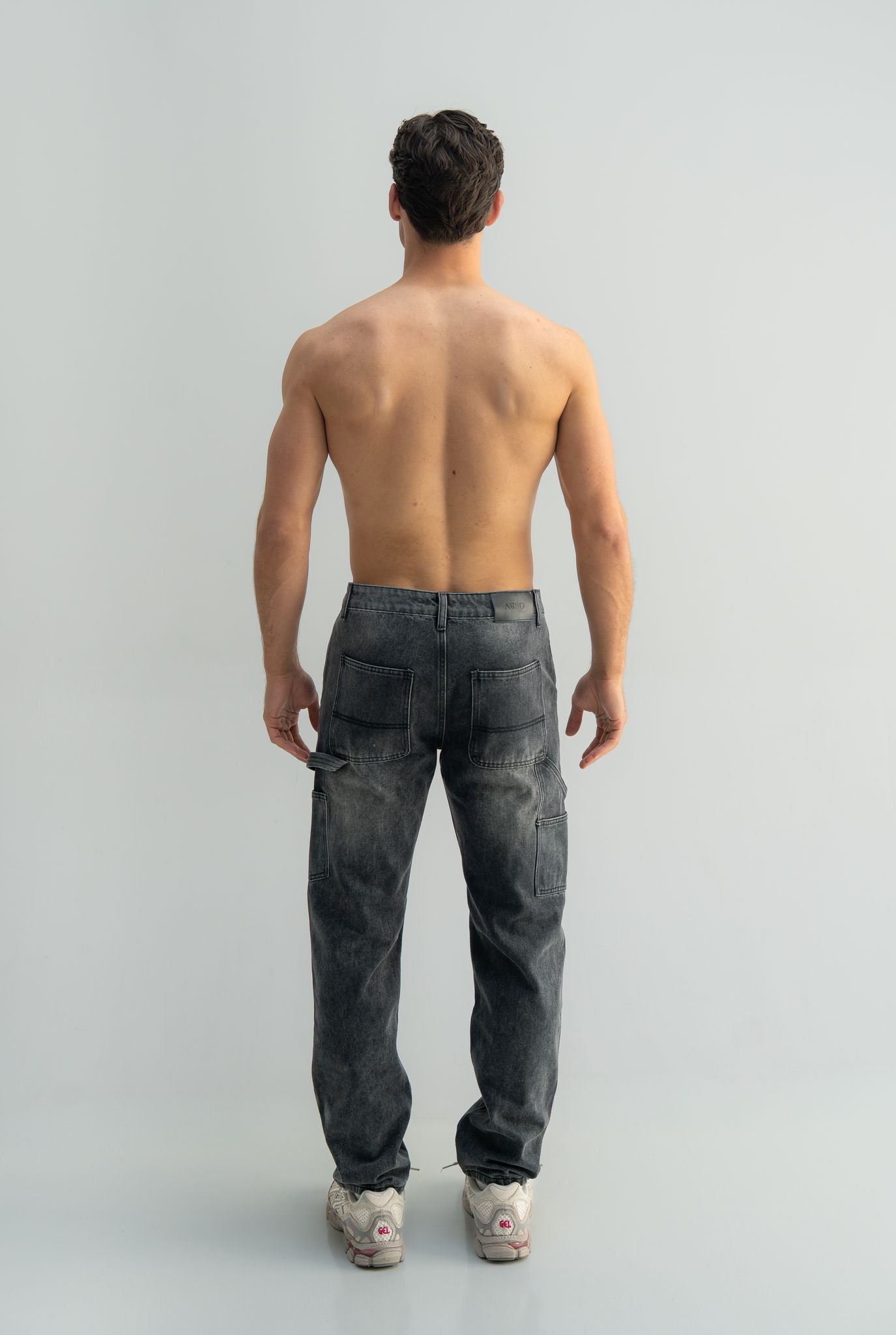 Loose fit denim jeans
Panel construction
Premium denim fabric
Stone washed finish