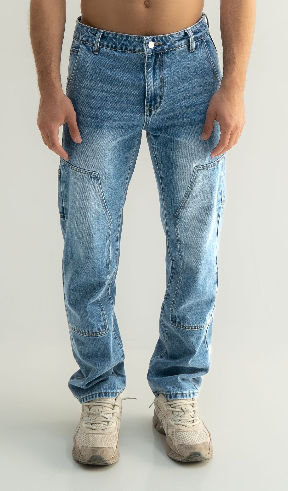 Loose fit denim jeans
Panel construction
Premium denim fabric
Stone washed finish