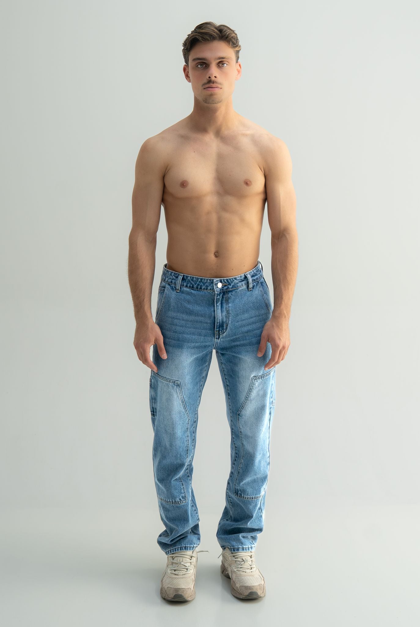 Loose fit denim jeans
Panel construction
Premium denim fabric
Stone washed finish