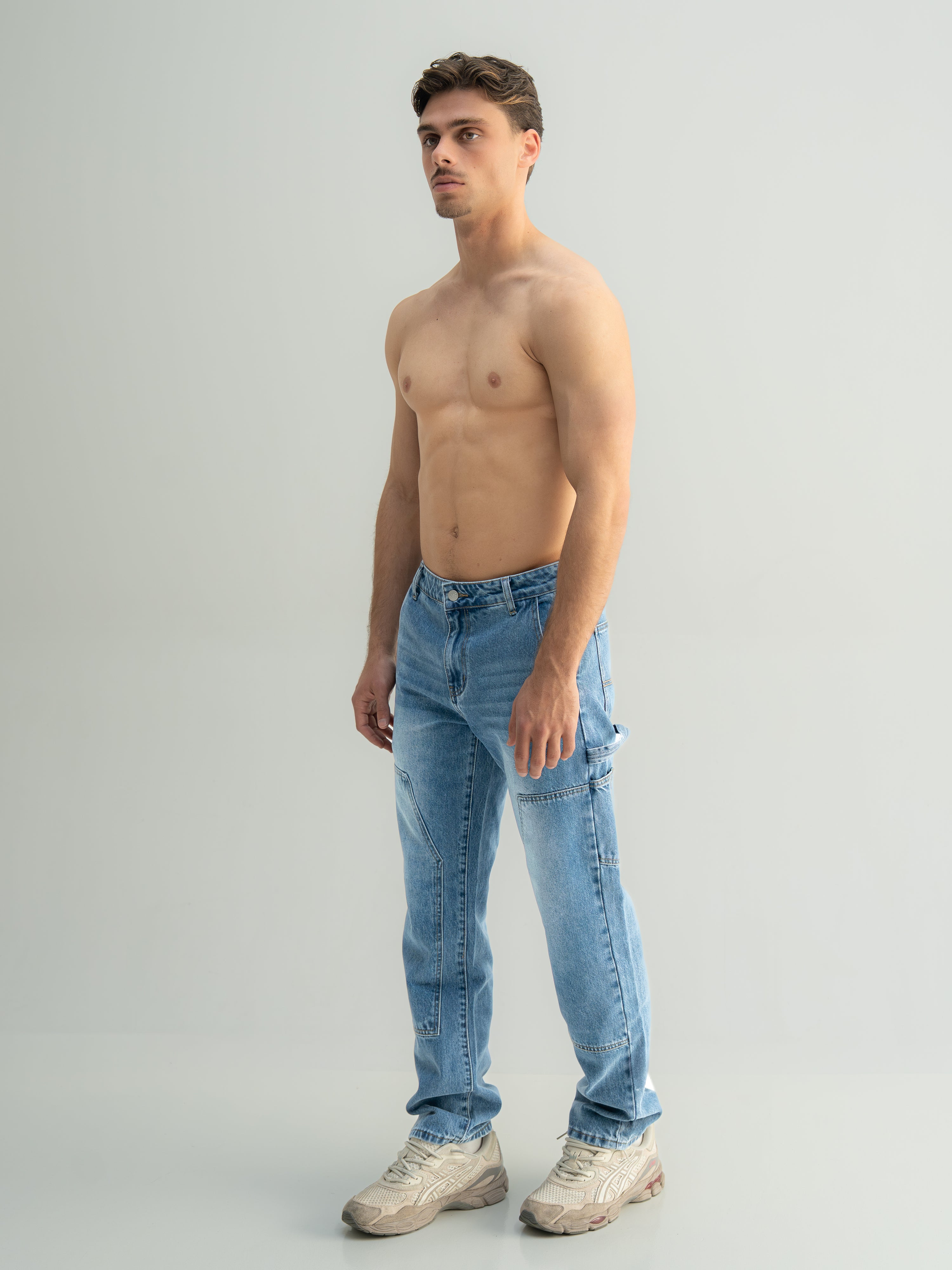Loose fit denim jeans
Panel construction
Premium denim fabric
Stone washed finish