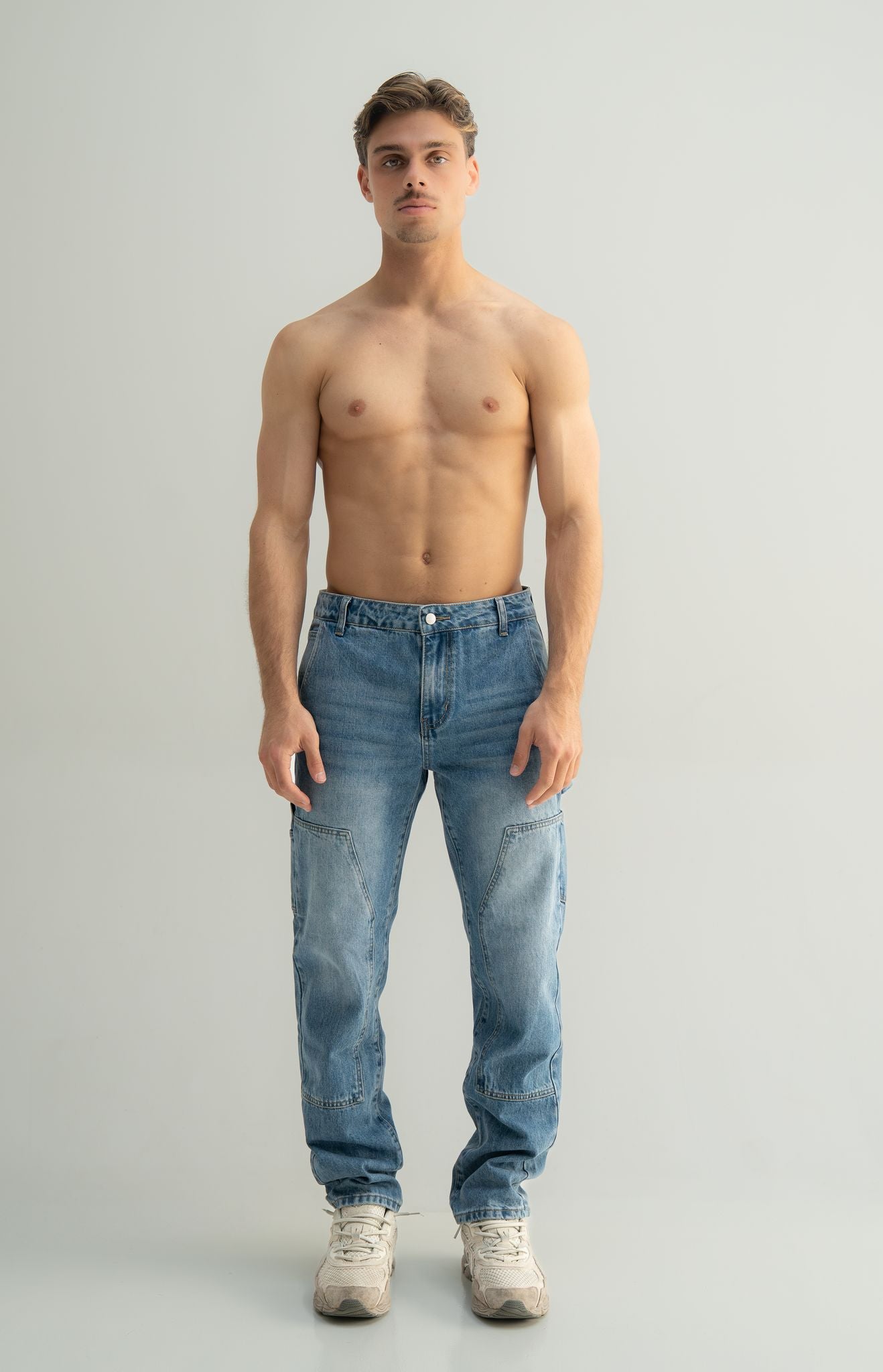 Loose fit denim jeans
Panel construction
Premium denim fabric
Stone washed finish