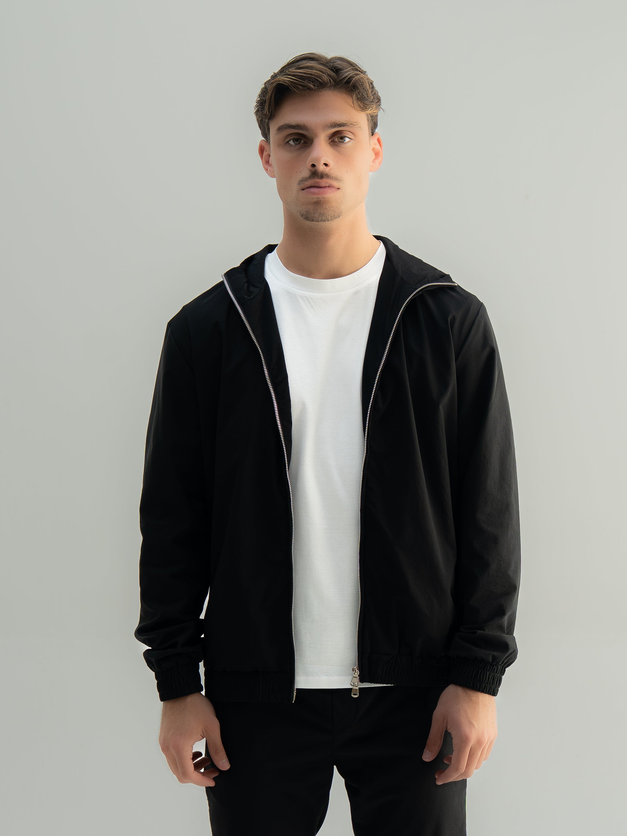 Arso Amsterdam Zip casual set
Slim fit
Zip closure
Structured collar
Premium stretch fabric
Breathable and lightweight
Smooth matte finish
Reinforced seams
Shape-retaining