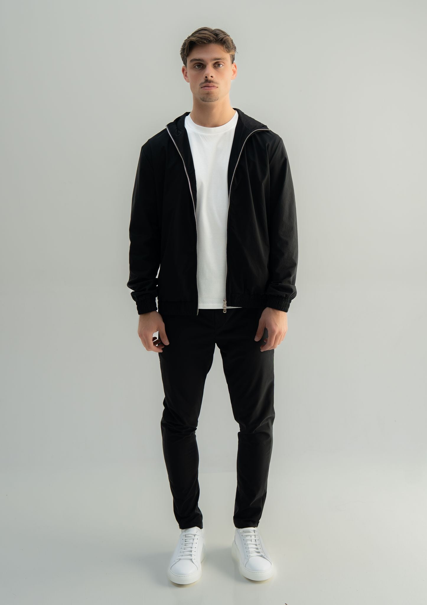 Arso Amsterdam Zip casual set
Slim fit
Zip closure
Structured collar
Premium stretch fabric
Breathable and lightweight
Smooth matte finish
Reinforced seams
Shape-retaining