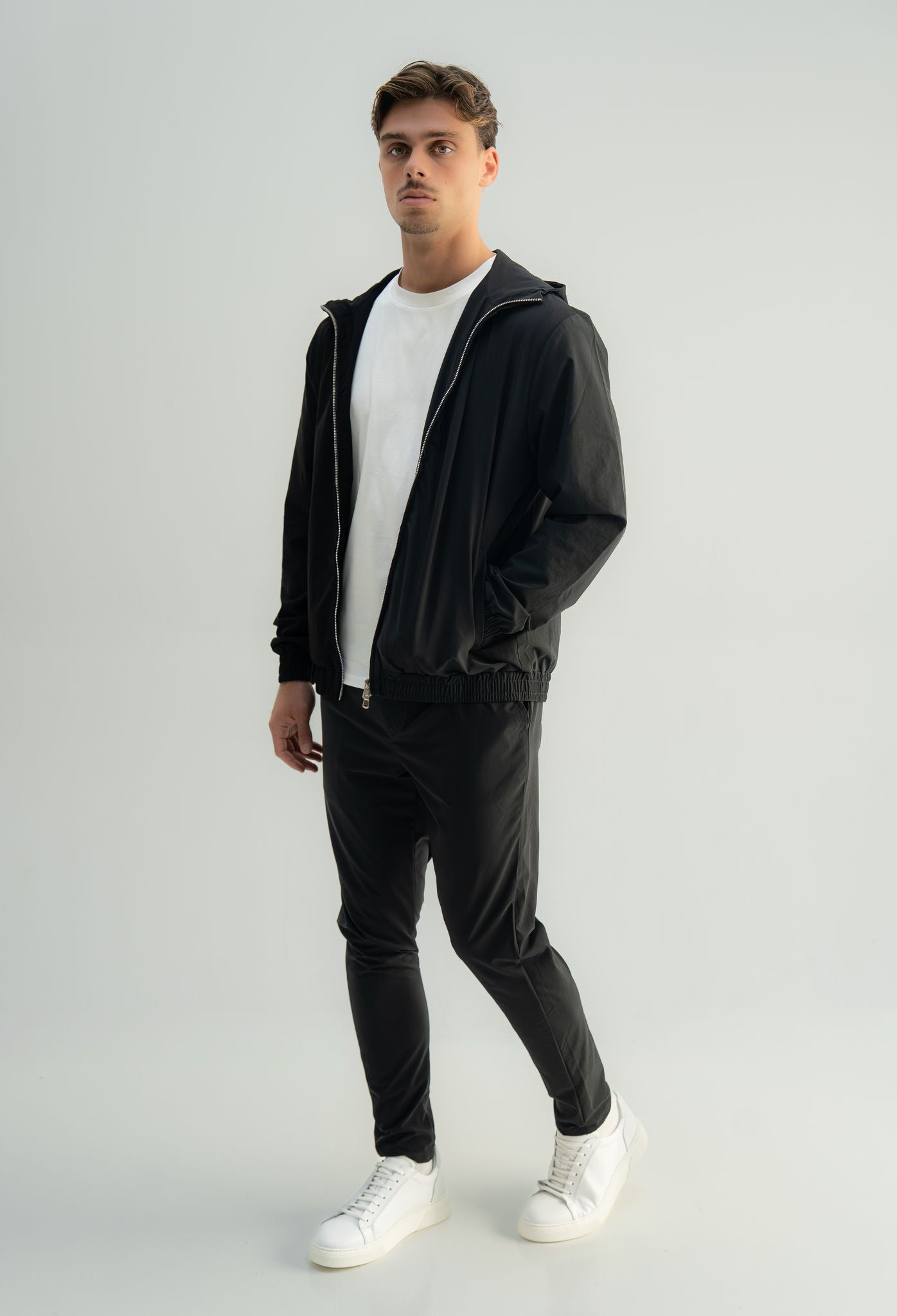 Arso Amsterdam Zip casual set
Slim fit
Zip closure
Structured collar
Premium stretch fabric
Breathable and lightweight
Smooth matte finish
Reinforced seams
Shape-retaining
