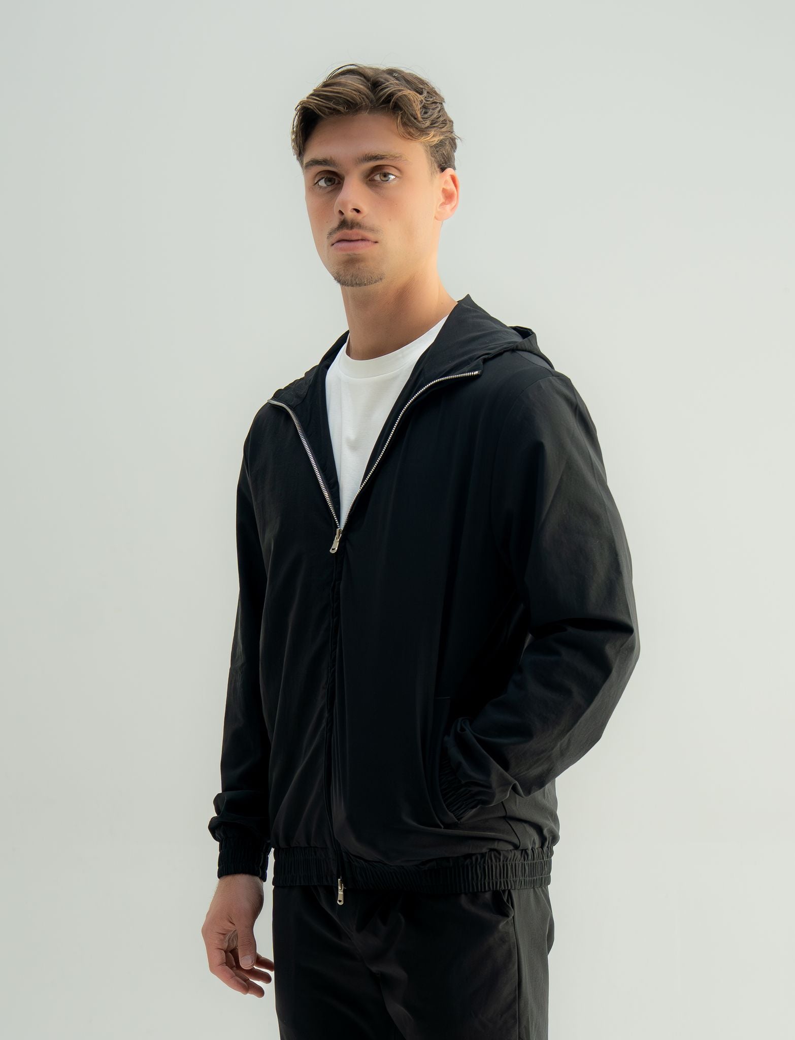 Arso Amsterdam Zip casual set
Slim fit
Zip closure
Structured collar
Premium stretch fabric
Breathable and lightweight
Smooth matte finish
Reinforced seams
Shape-retaining