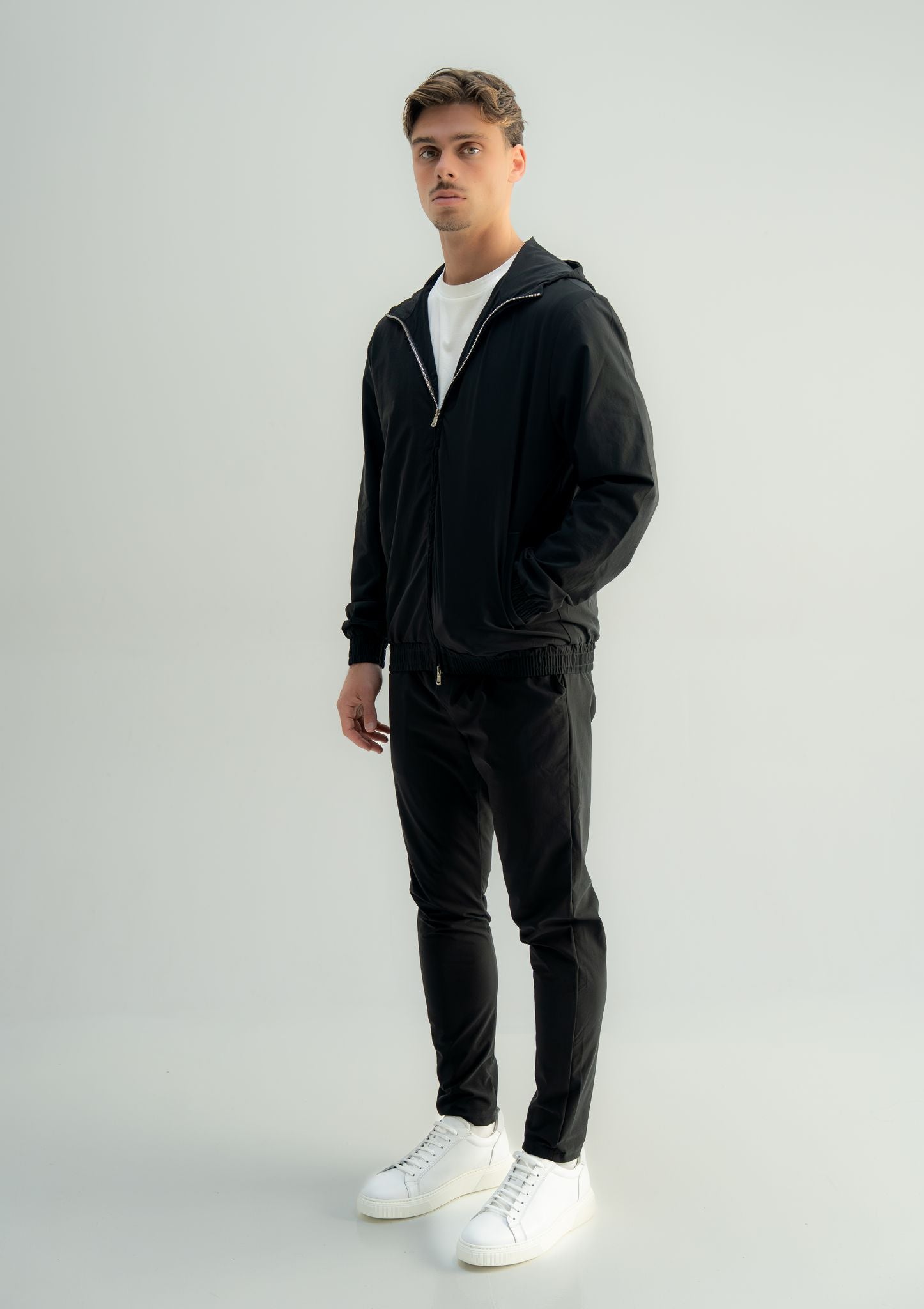 Arso Amsterdam Zip casual set
Slim fit
Zip closure
Structured collar
Premium stretch fabric
Breathable and lightweight
Smooth matte finish
Reinforced seams
Shape-retaining