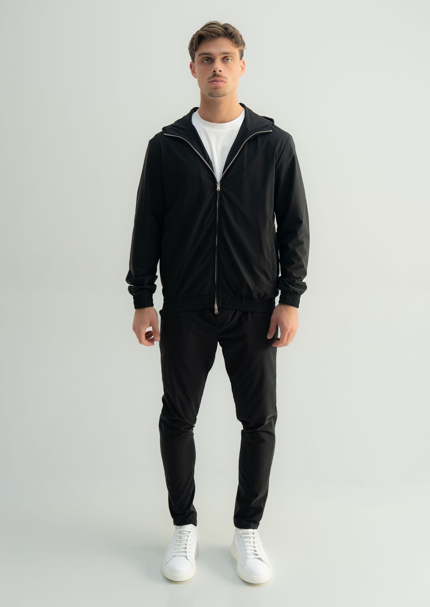 Arso Amsterdam Zip casual set
Slim fit
Zip closure
Structured collar
Premium stretch fabric
Breathable and lightweight
Smooth matte finish
Reinforced seams
Shape-retaining